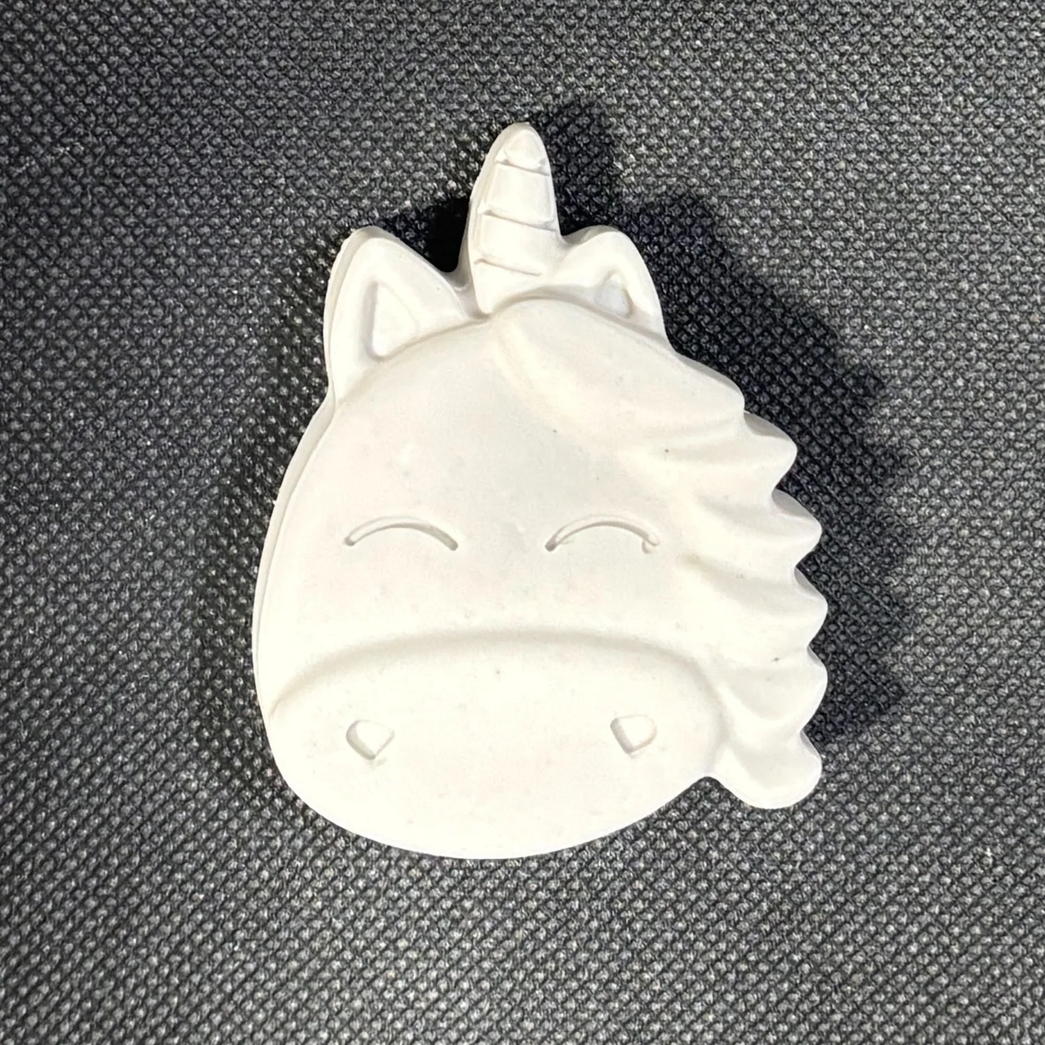 Figura de yeso de unicornio estilo 4 para pintar. Medidas: 5 × 6,5 cm.