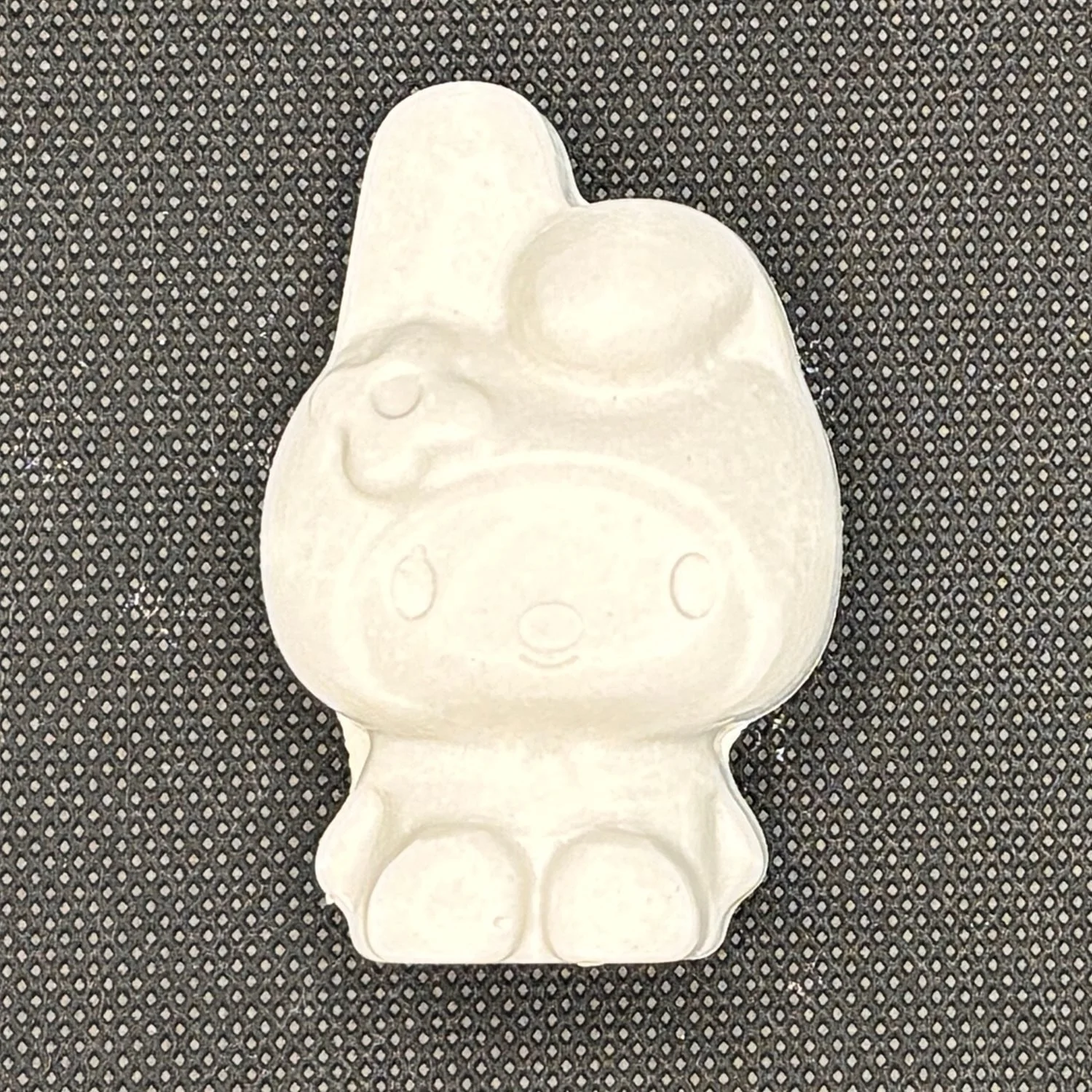 Figura de yeso de My Melody para pintar. Medidas: 5,5 × 4 cm.
