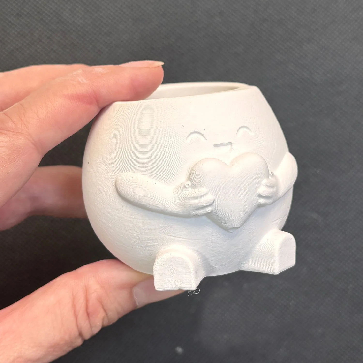 Maceta de yeso con diseño de corazón para pintar. Medidas: 5 × 6 cm.
