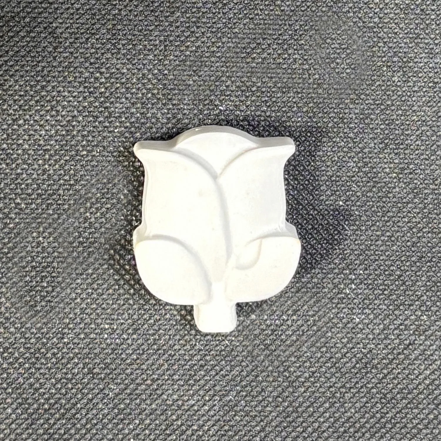 Figura de yeso de flor para pintar, estilo 3. Medidas: 3,5 × 3,8 cm.