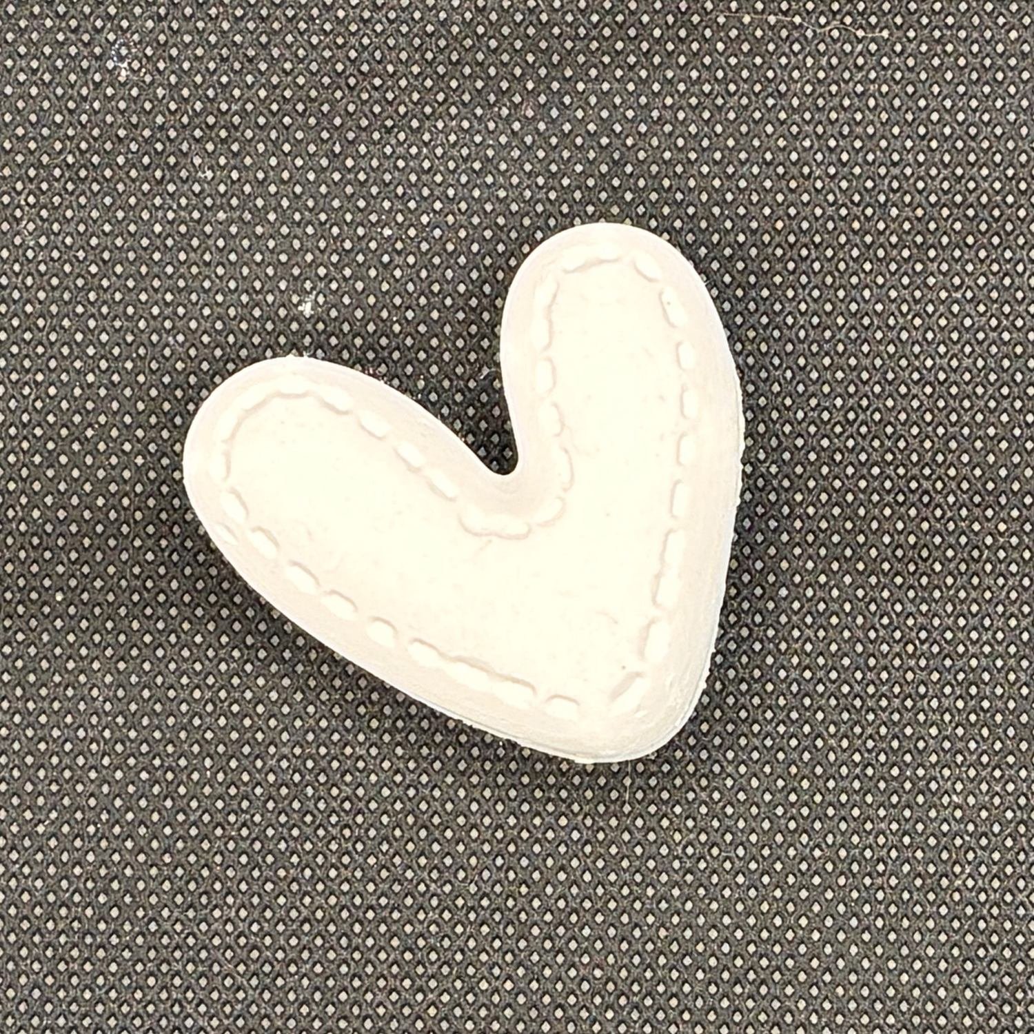 Figura de yeso de corazón con bordeado para pintar. Medidas: 3,8 × 3,5 cm.
