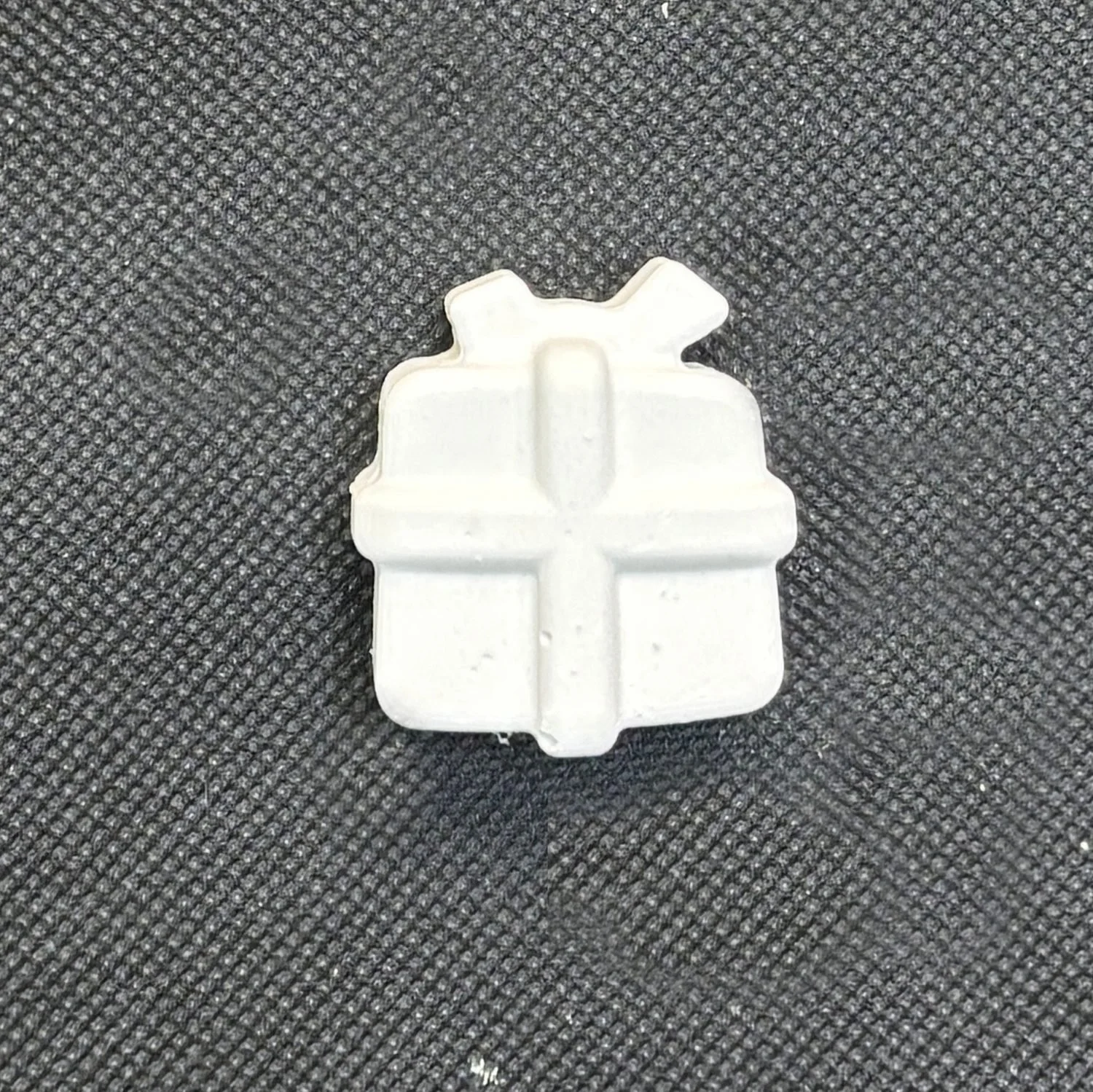 Figura de yeso con forma de regalo para pintar. Medidas: 3,5 × 3,5 cm.