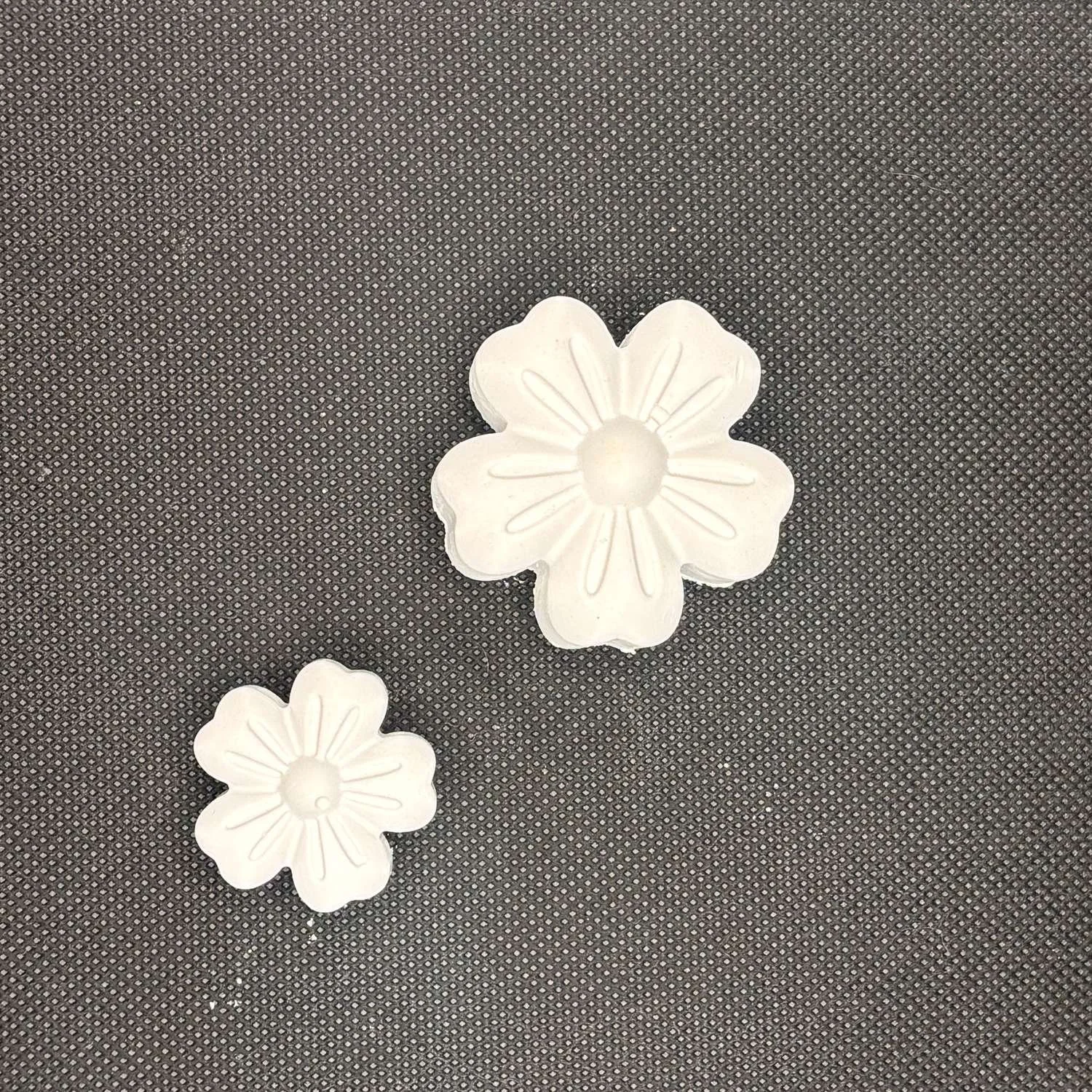 Figura de yeso de flor para pintar, estilo 7. Disponible en dos tamaños: 4,5 × 4,5 cm y 3 × 3 cm.