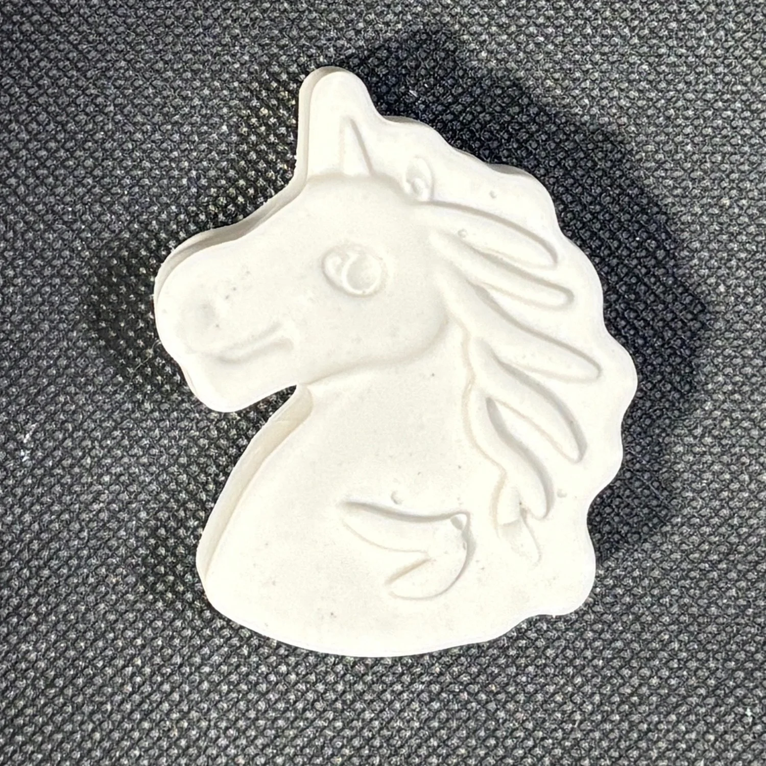 Figura de yeso de unicornio estilo 2 para pintar. Medidas: 5 × 5,5 cm.