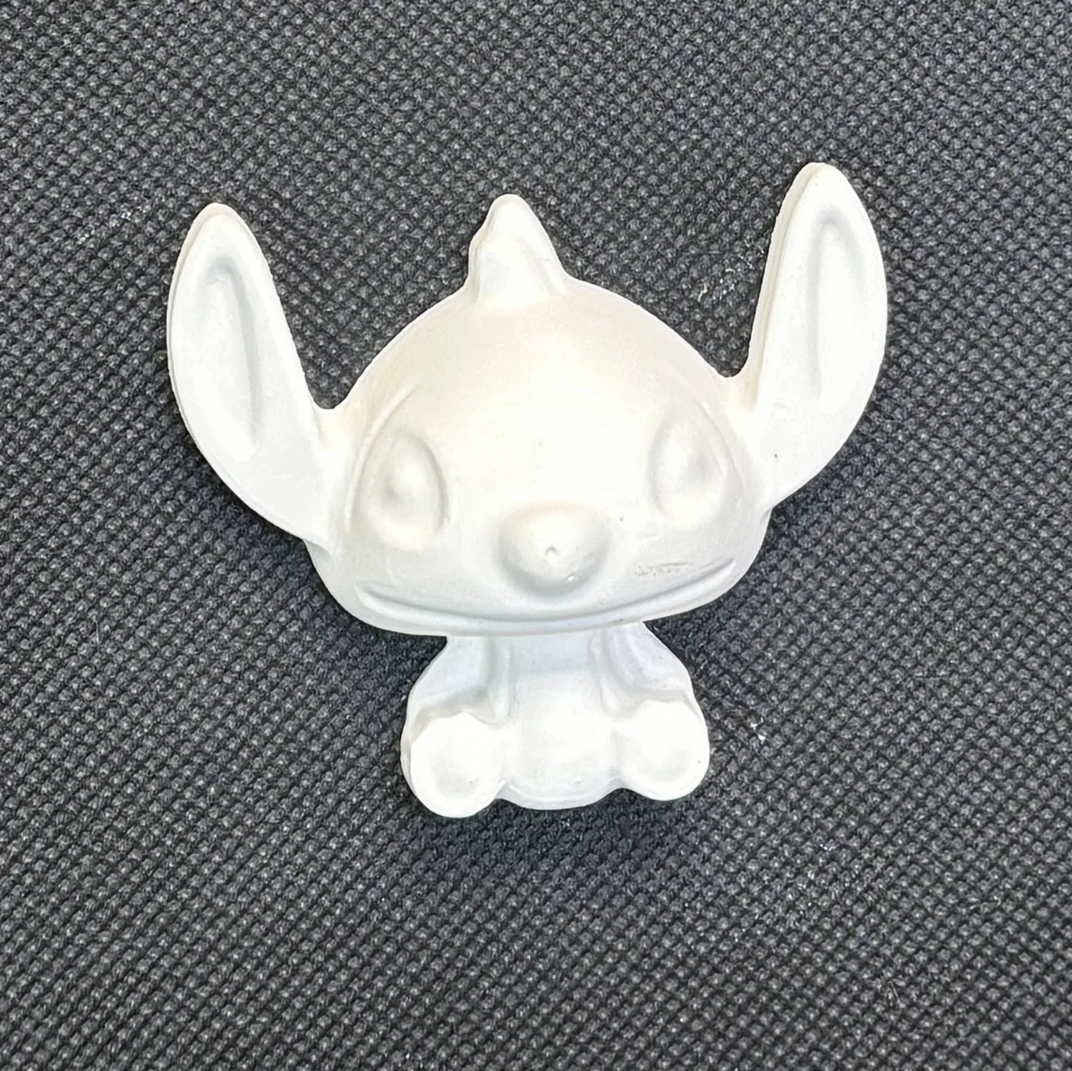 Figura de yeso de Stitch para pintar. Medidas: 5 × 6,5 cm.