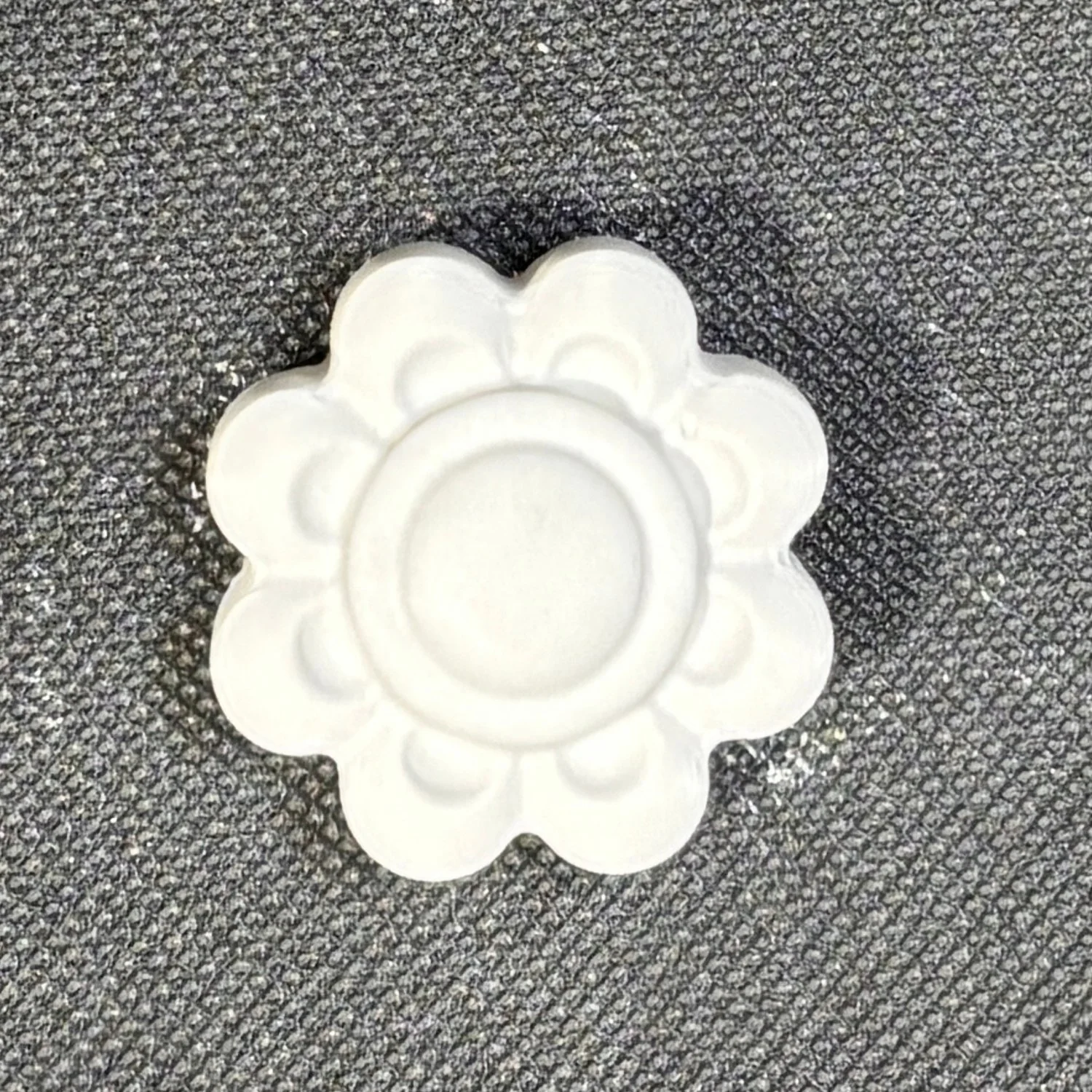 Figura de yeso de flor para pintar, estilo 1. Medidas: 4,5 × 4,5 cm.