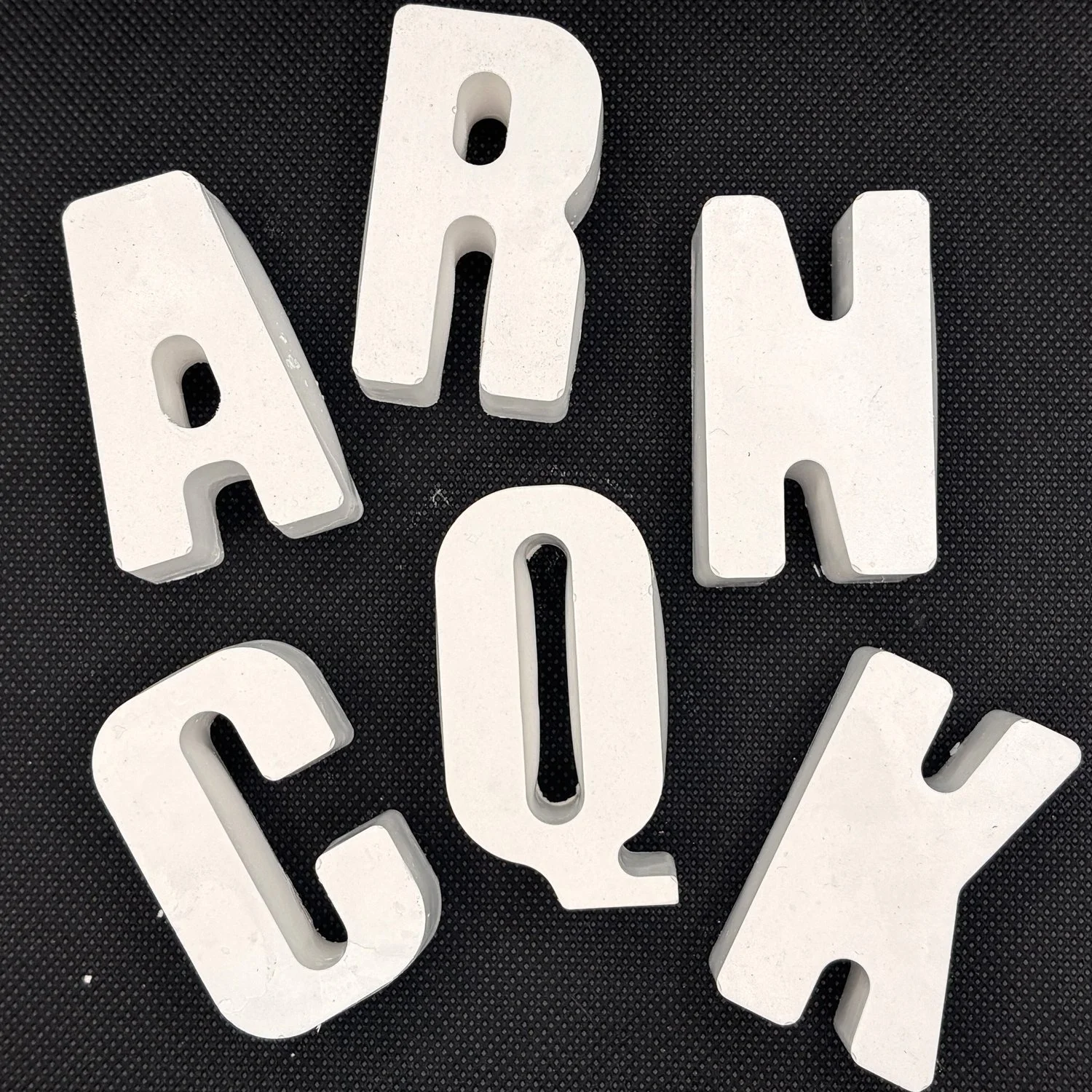 Letras y números de yeso para pintar. Elegí los que necesitás para tu nombre, mensaje o celebración. Altura: 5 cm.