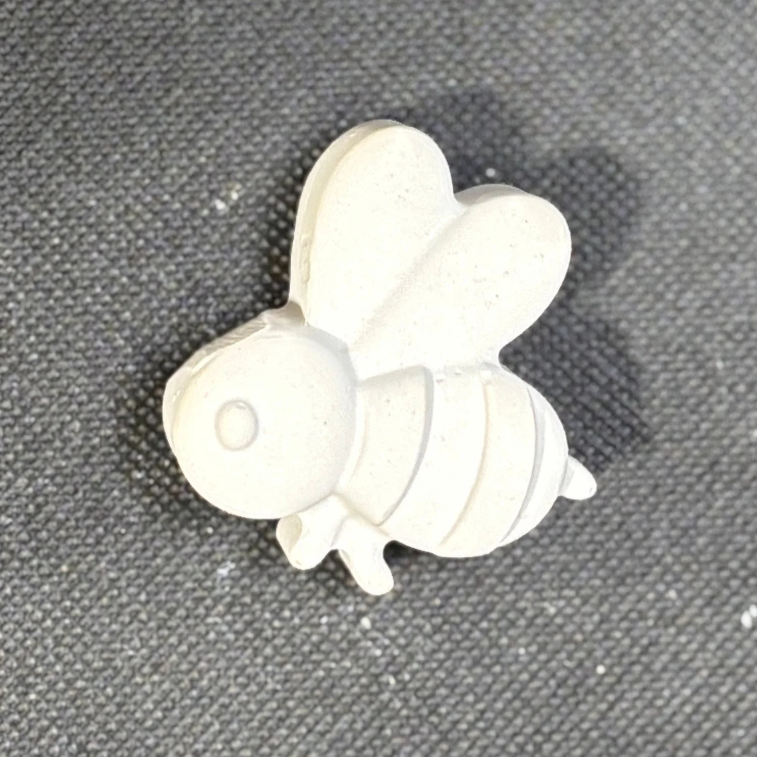 Figura de yeso de abeja para pintar. Medidas: 4,5 × 4,5 cm.