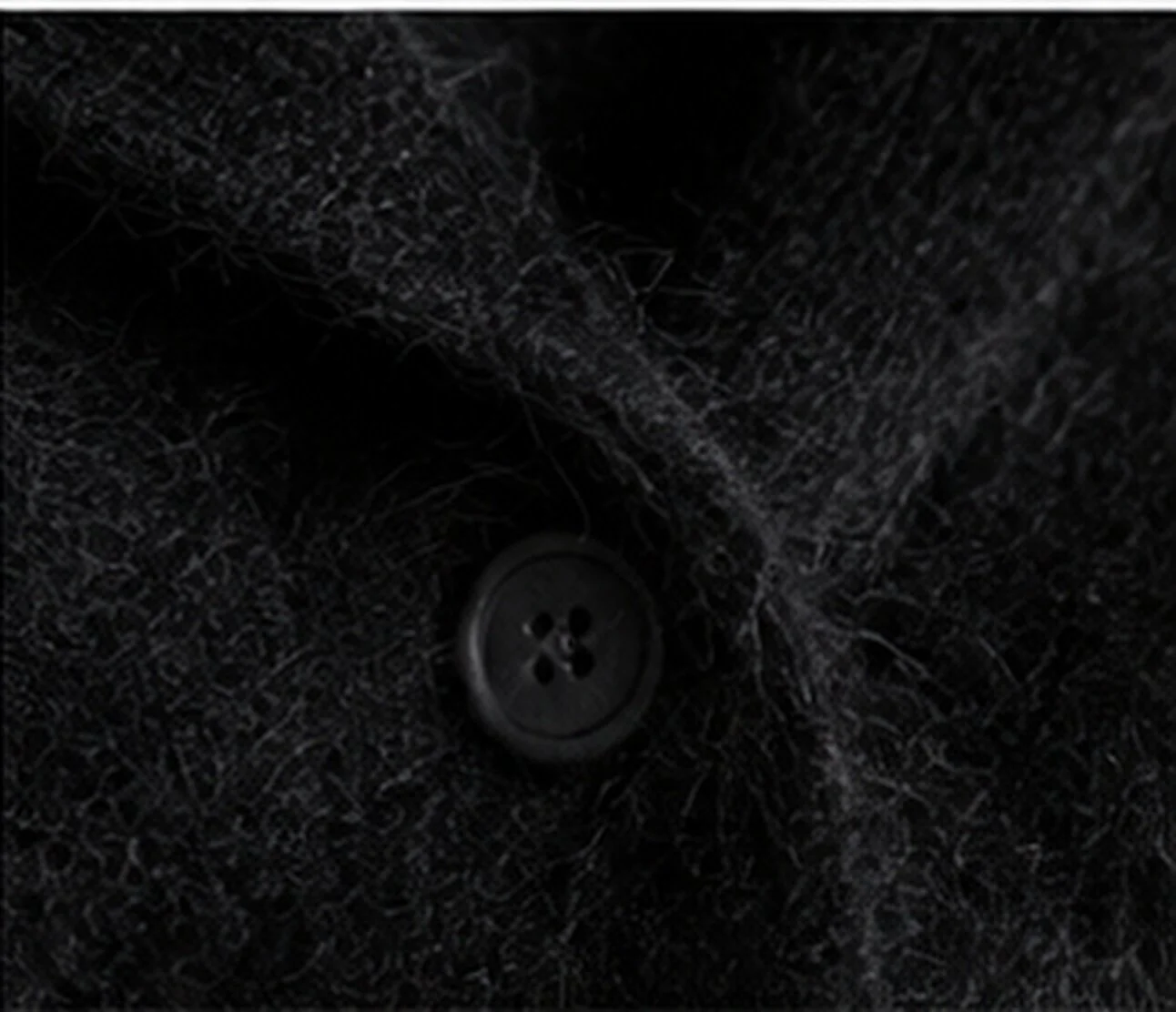 black_cardigan_05_detail_button.jpg