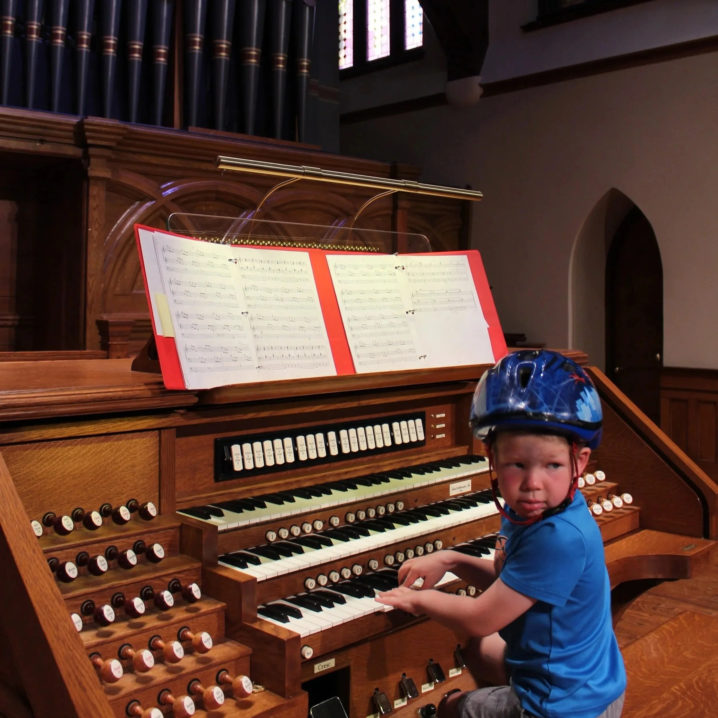 A very VERY young organist.