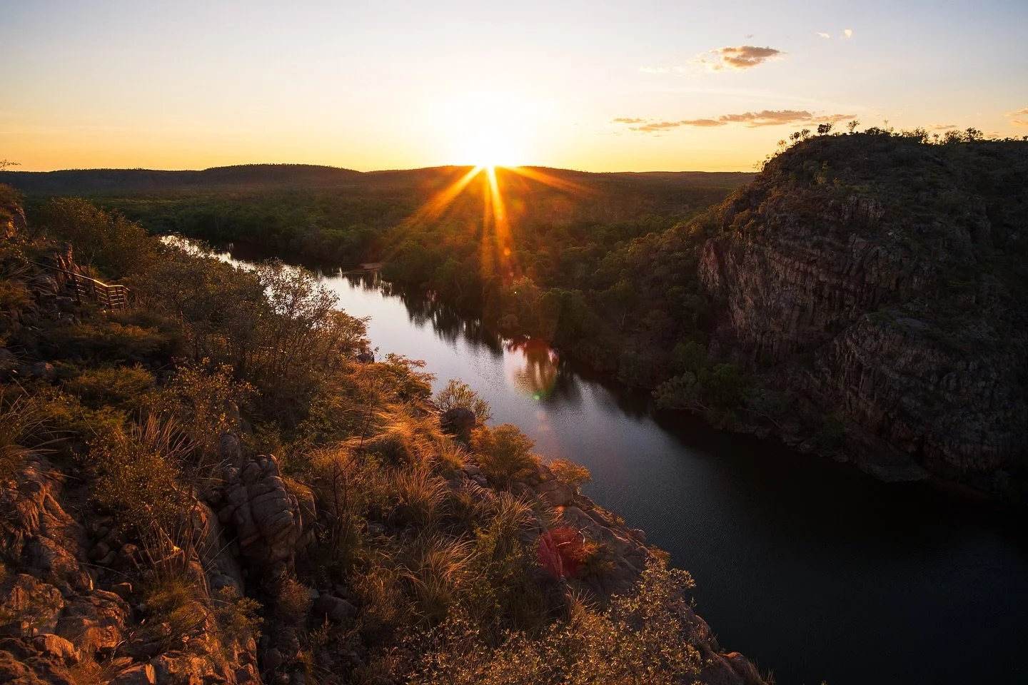 Esta fu&eacute; la primera parada en el viaje a Darwin. Despu&eacute;s de 1400km de paisajes planos, llegamos al Katherine Gorge en el parque nacional Nitmiluk un lugar incre&iacute;ble lleno de naturaleza 🏞️ 

🇦🇺 This was the first stop of my tri