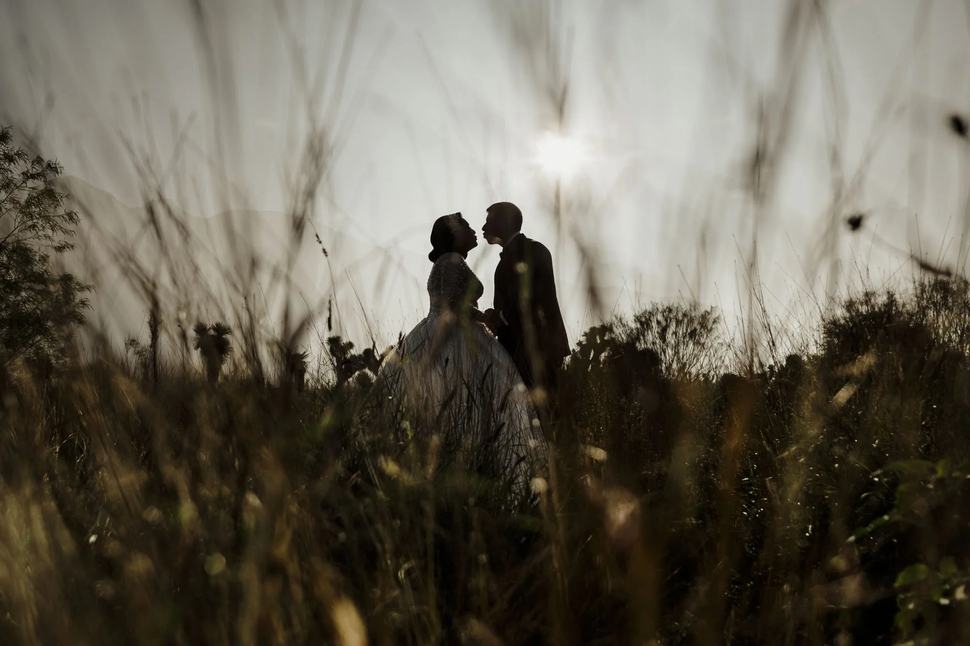 Momento íntimo de la novia antes de la ceremonia, reflejando calma y emoción en su gran día