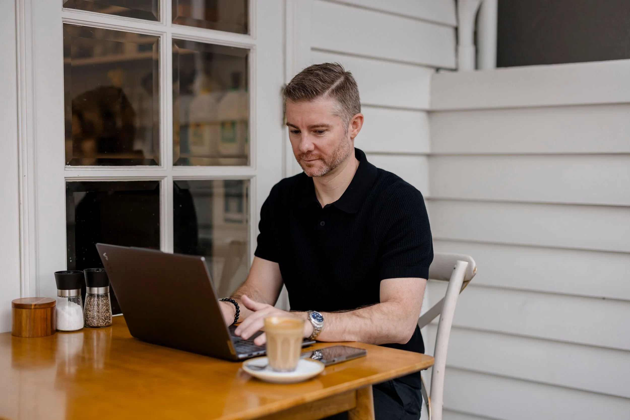 Buyers agent from Baker Advocates working from a Geelong Cafe
