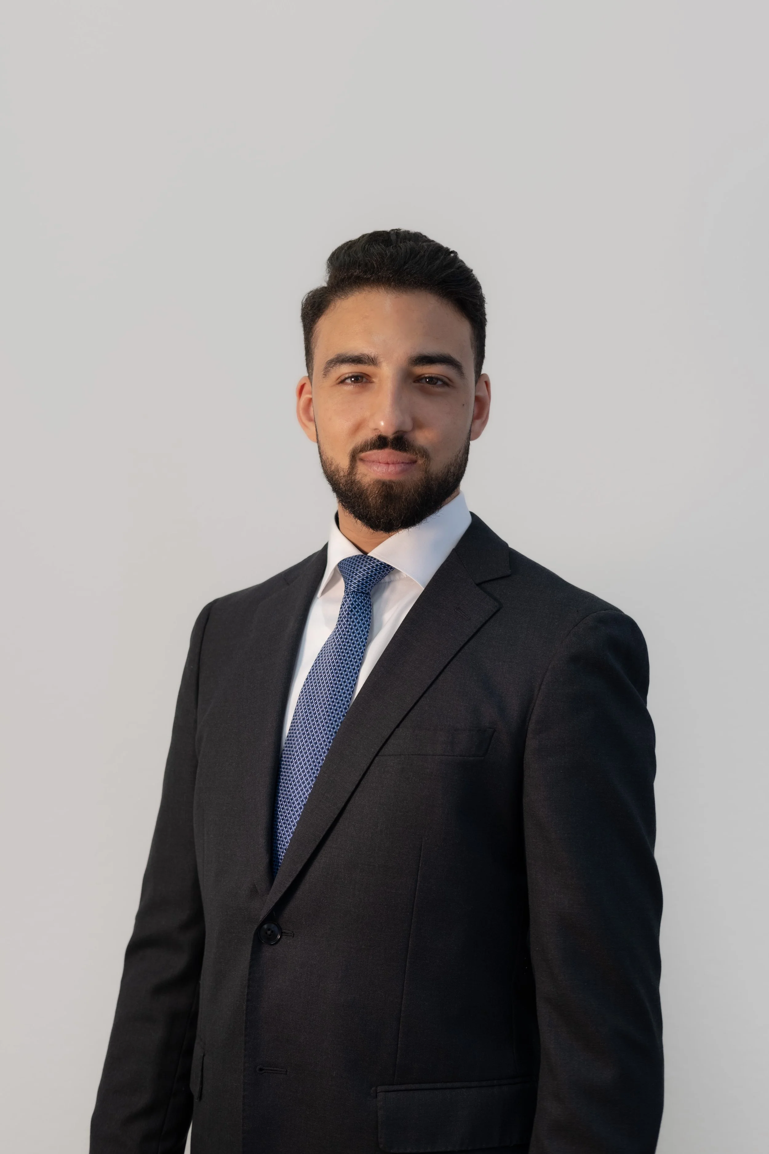 Adel Portrait, weisser Hintergrund.jpg