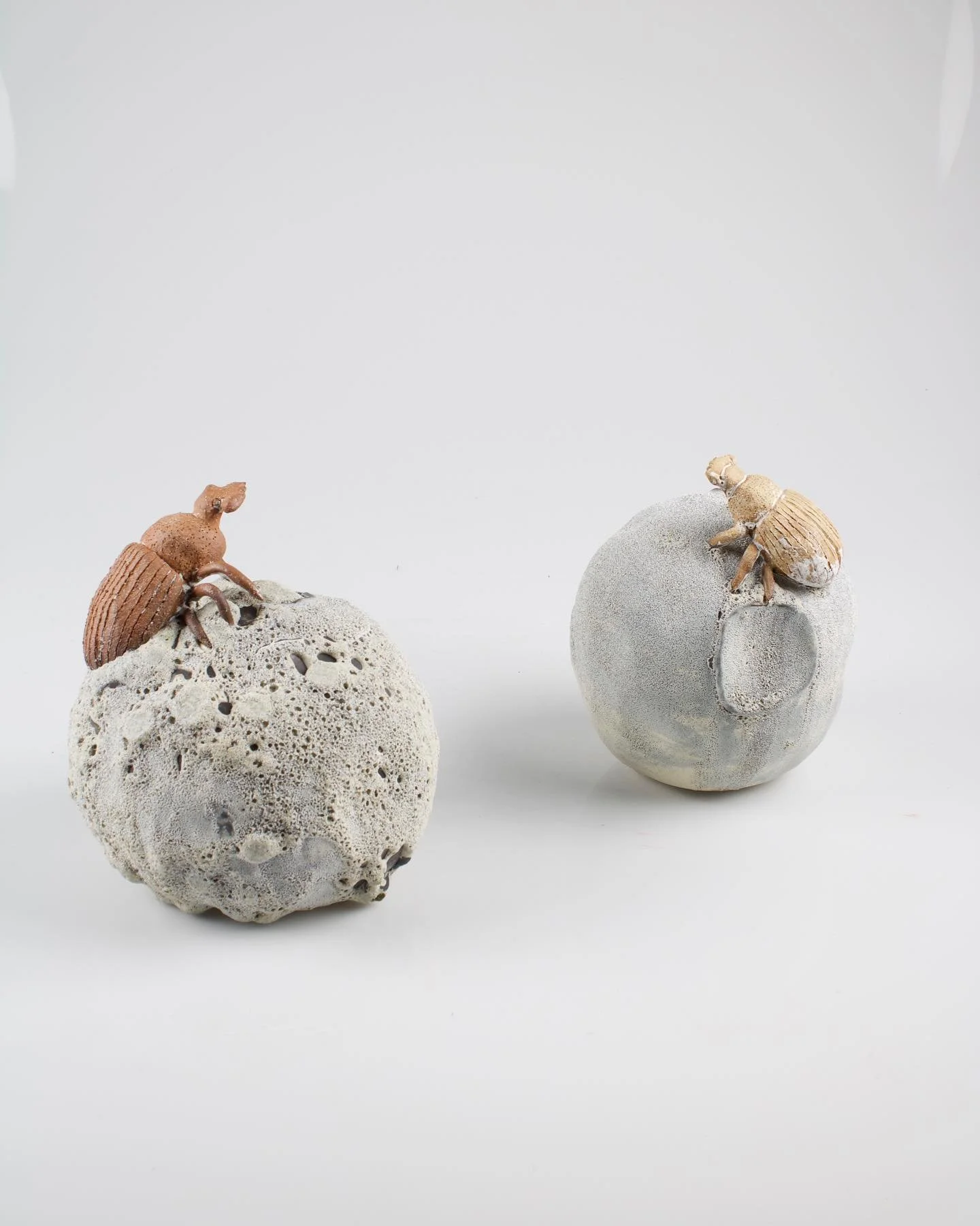 Dung beetle that rolls the moon 1. 19 x 17 x 16m

Dung beetle that rolls the moon 2. 20 x 18 x 20cm