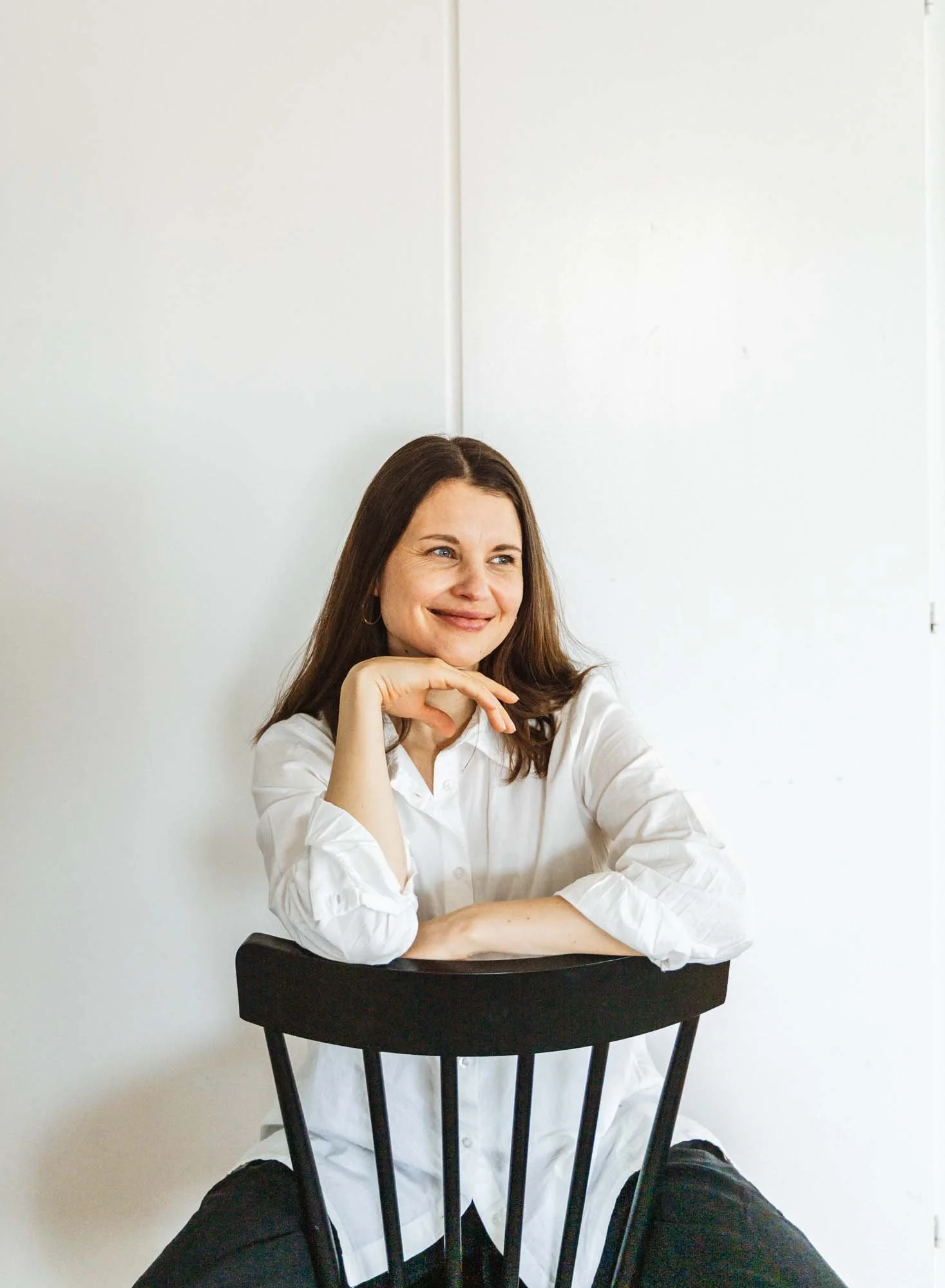 A portrait of the somatic business mentor Anna-Mari Frolov for the female leaders, founders and entrepreneurs