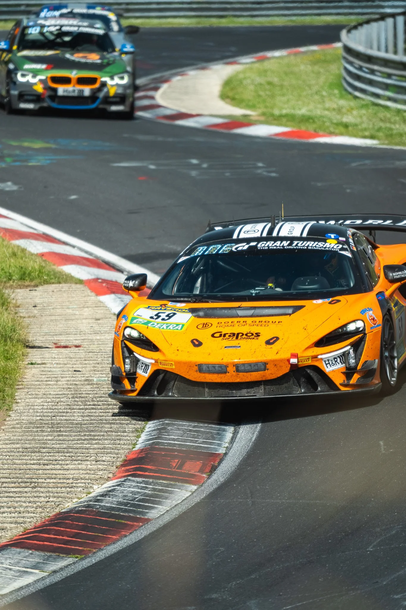 Karakters in raceauto's op een circuit met bocht en vangrail.