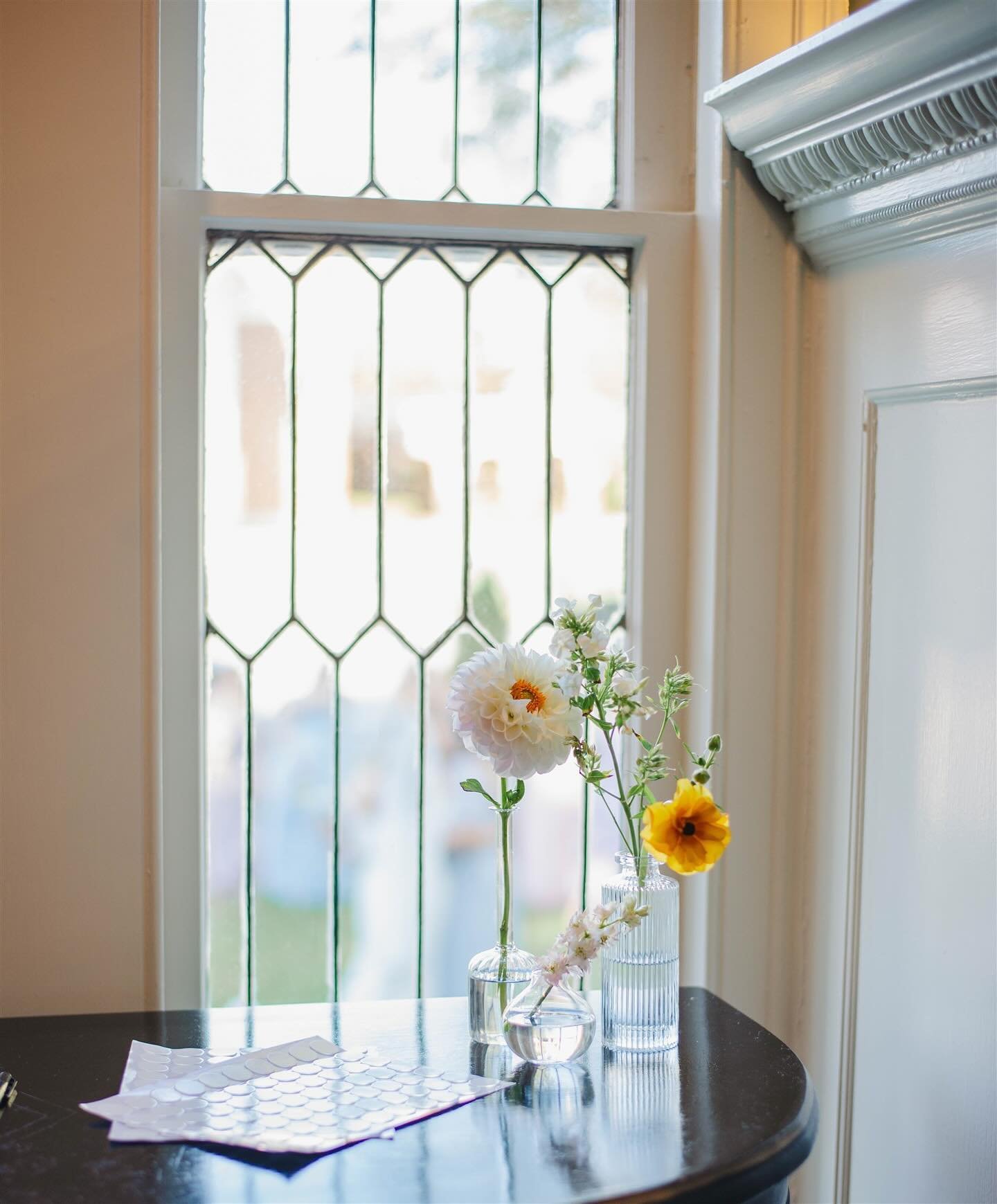 The perfect florals don&rsquo;t exi&hellip;. Just kidding, look how PERFECT @ruthandpiper floral arrangements areeeee ✨😍