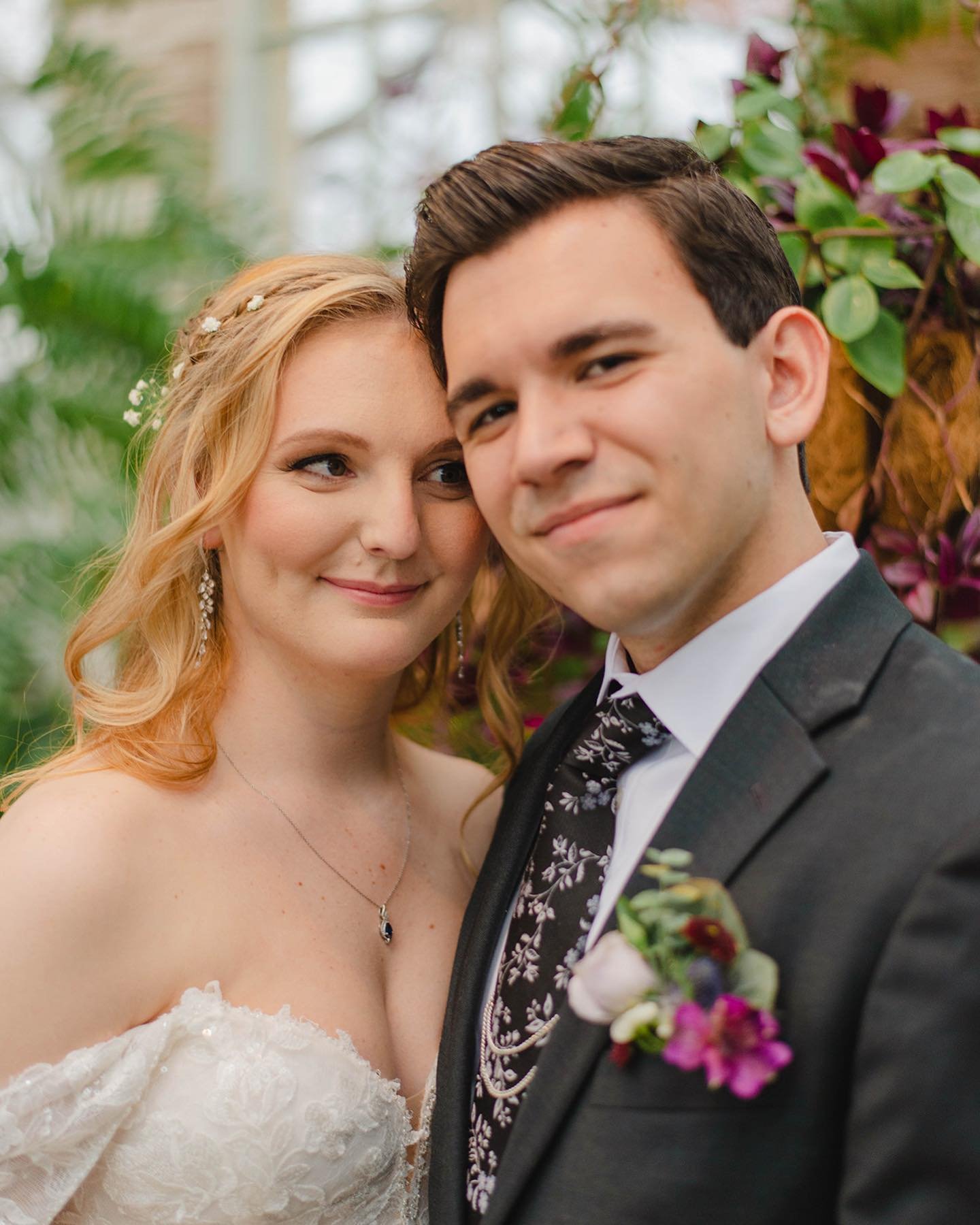 Never have I ever been so excited about a wedding venue before 🤩 @westmilfordfarm has a beautiful greenhouse that is the PRIME spot for pictures &amp; made a BEAUTIFUL backdrop for this couples first look 🌿🌼