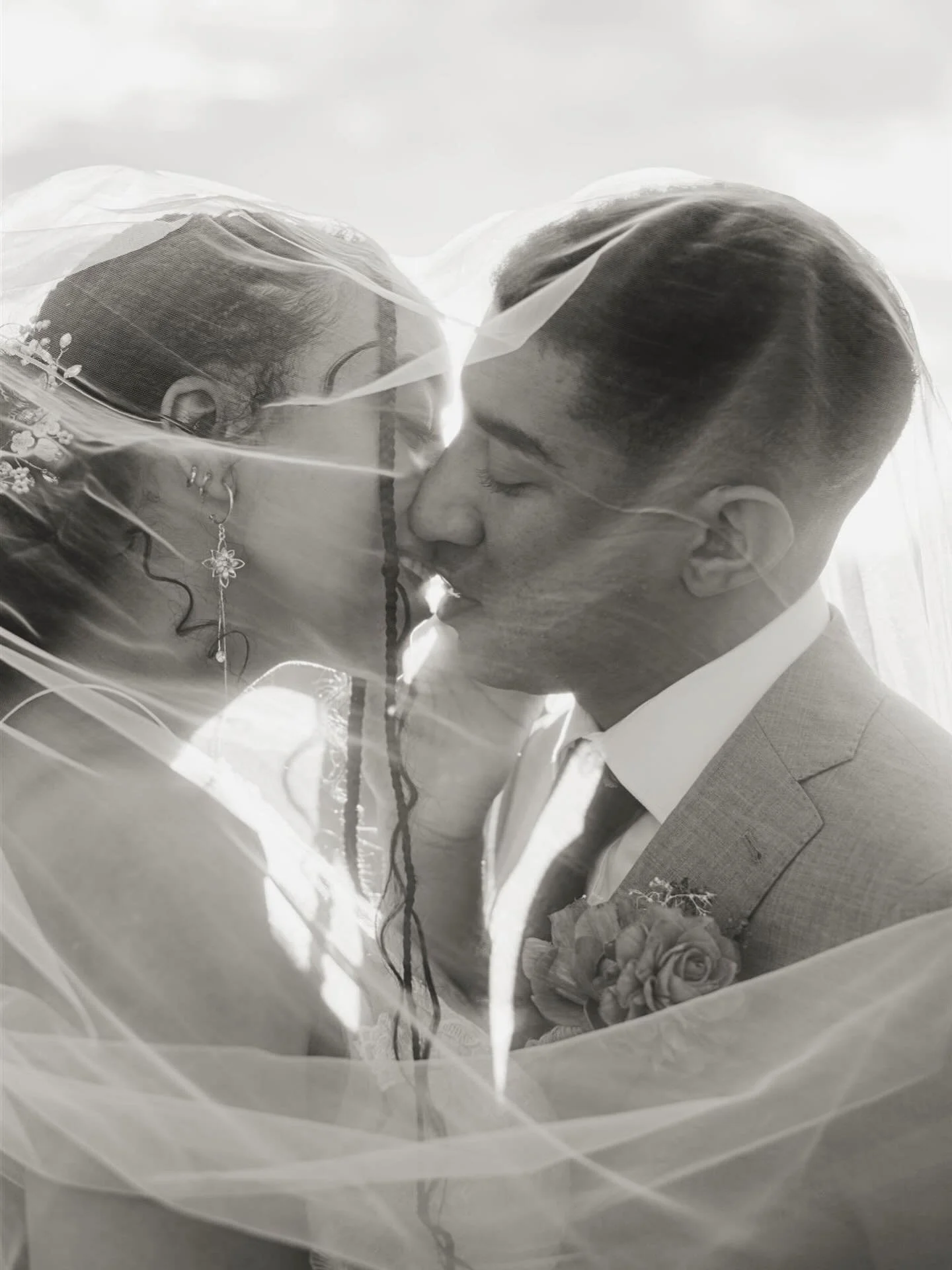 Happiest of Anniversaries @_mrs.chillll_ &amp; her other half! 🤍 Love this shot from their special day. The sun &amp; Brianna&rsquo;s veil were a paid actor 👏🏻🎬☀️👰🏽&zwj;♀️