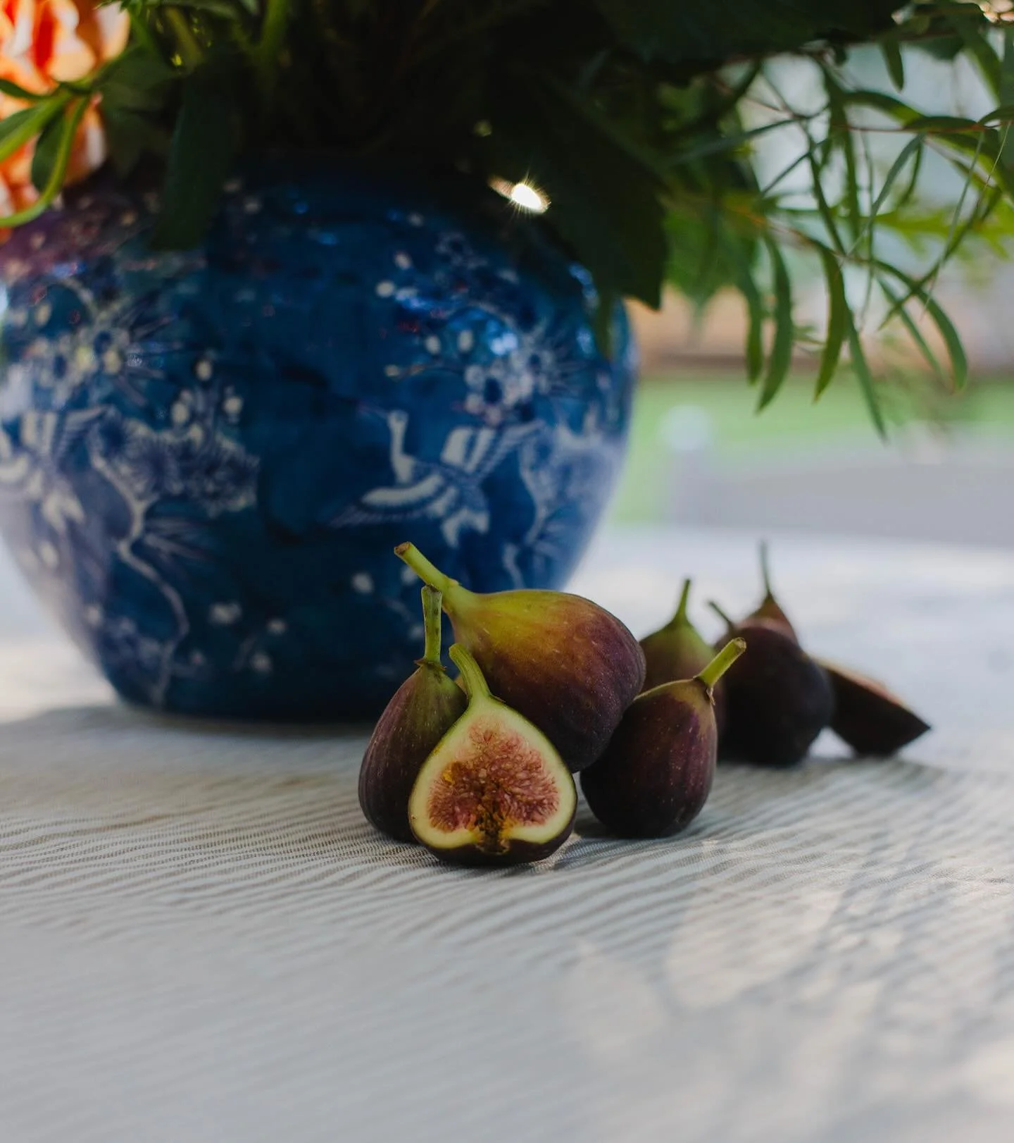 Fall is just around the corner, friends! 🍁🍂 Seeing beautiful wedding decor like this always sparks my creativity. Those fresh fall fruits on the tables are perfection!!! 😍 What inspires your creativity?