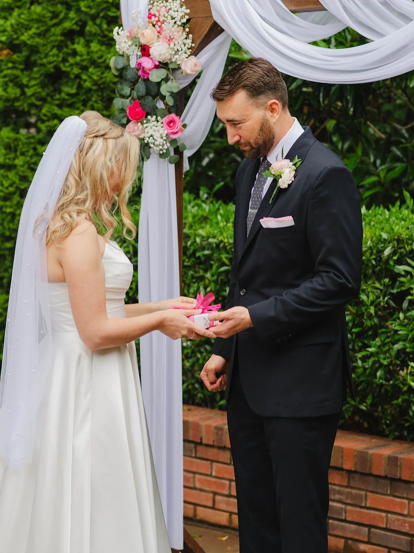 Groom&rsquo;s that give gifts &amp; letters throughout the wedding day &gt;&gt;&gt;&gt;&gt;&gt;&gt;&gt;&gt;&gt; 

SO stinking sweet!! I&rsquo;m so happy with how this wedding turned out, even though the ceremony got moved to a different location due 