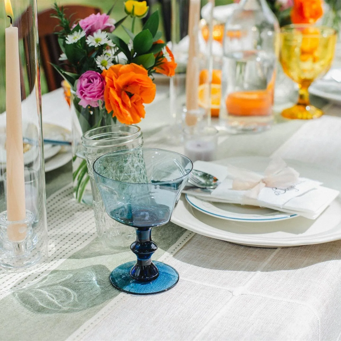 details details details 🌼🍊✨

this couldn&rsquo;t have been a cuter set up for this lovely outdoor anniversary dinner 🥰 

#wedding #photographer #events #eventphotos #eventphotographer #anniversarydinner #dinnerinthepark #friendsphotos #detailedsho