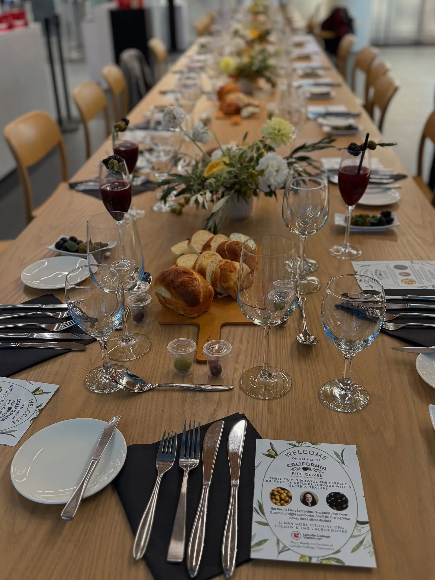 Last week, I had the pleasure of joining my friend Christine @tastetastetaste to take part in an olive oil presentation and olive dinner hosted by California Olives @calripeolives, with one of the two olive sommeliers in Canada leading the presentati