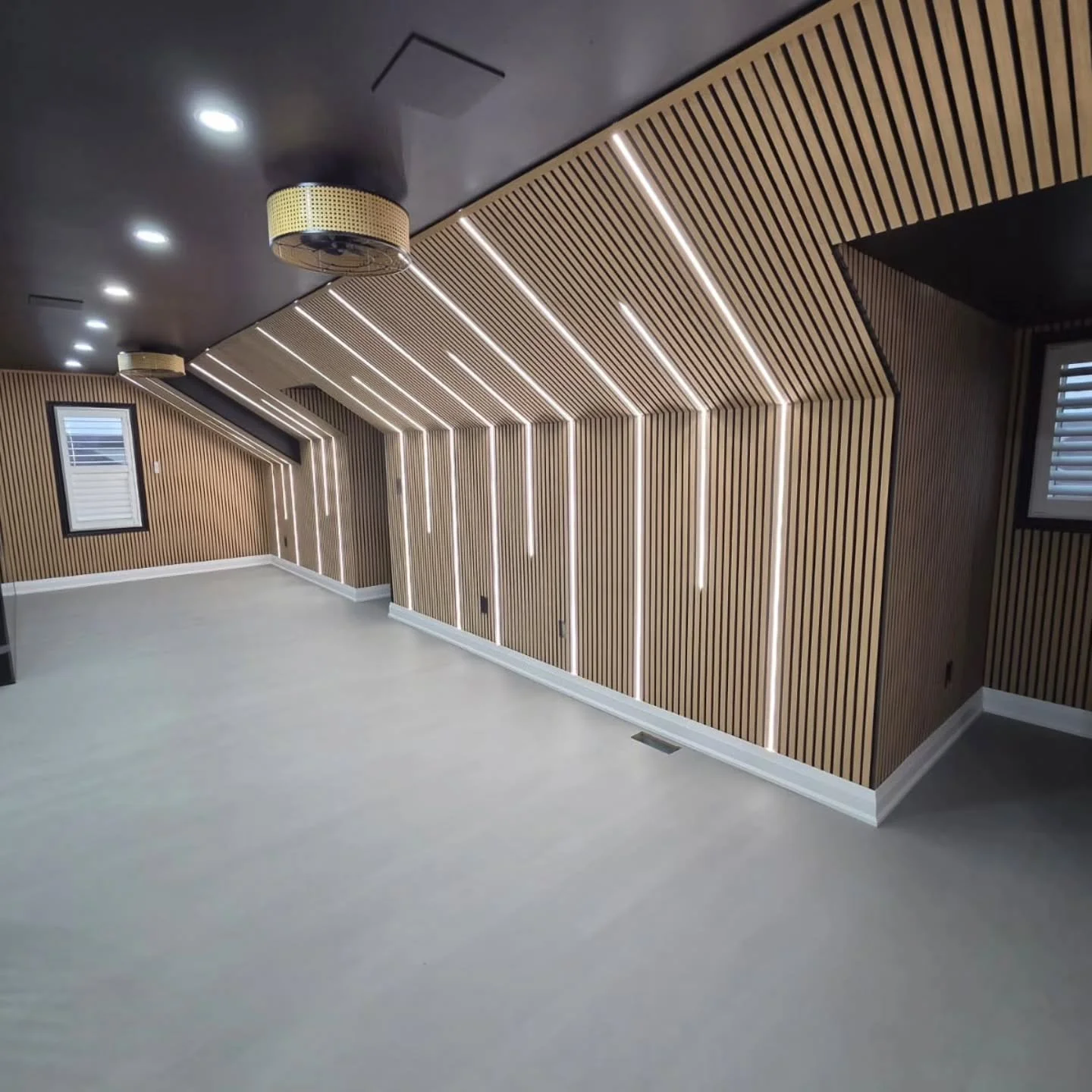 Here is some acoustic paneling we did with @rzpremiumrenos 

The LEDs really bring it to life!

#acousticpanels #led #wallpanel #slats