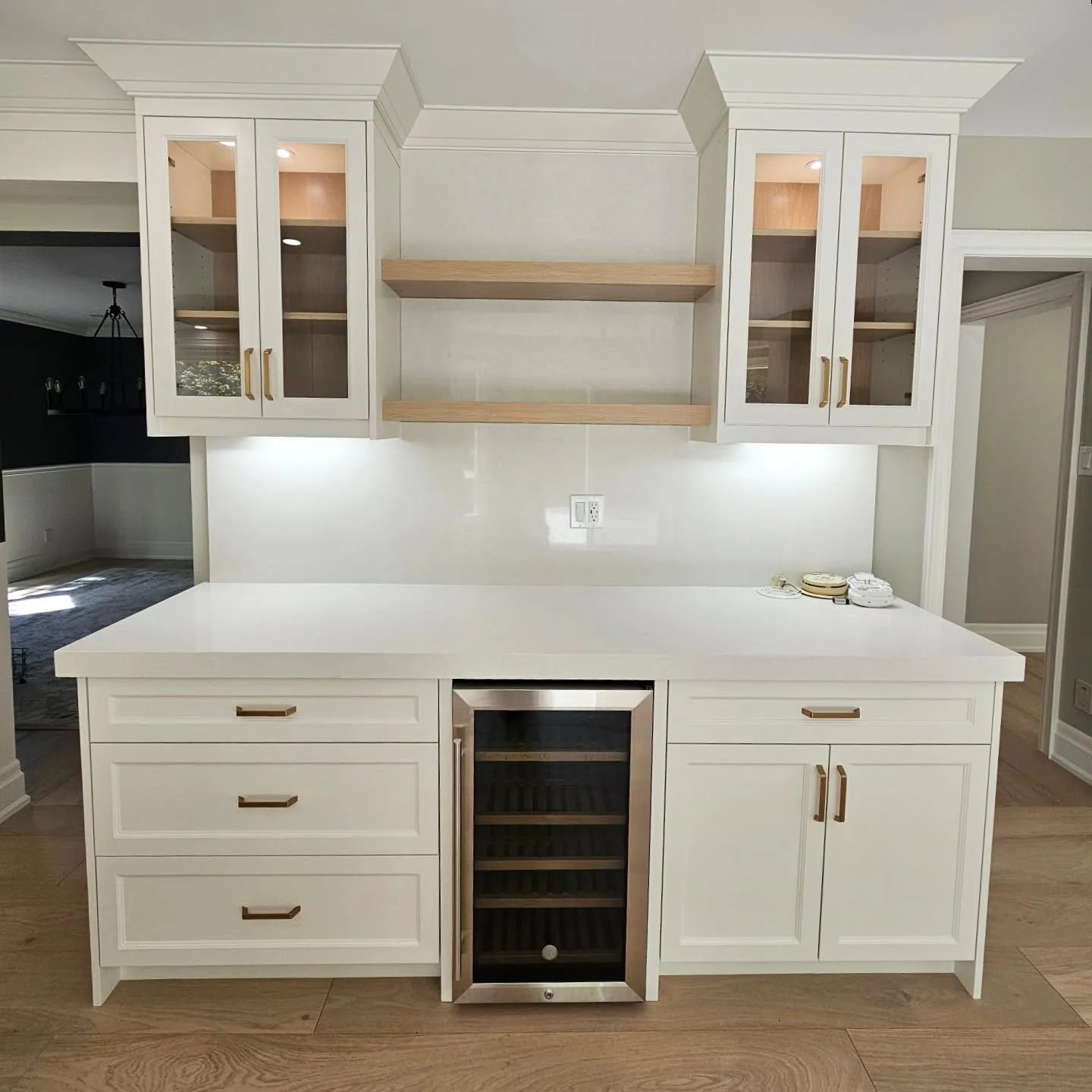 Clean lines, warm wood tones, and a dedicated space to start every morning right ☕️✨
This custom coffee bar blends functionality with a timeless aesthetic &mdash; featuring illuminated glass uppers, floating white oak shelves, integrated wine storage