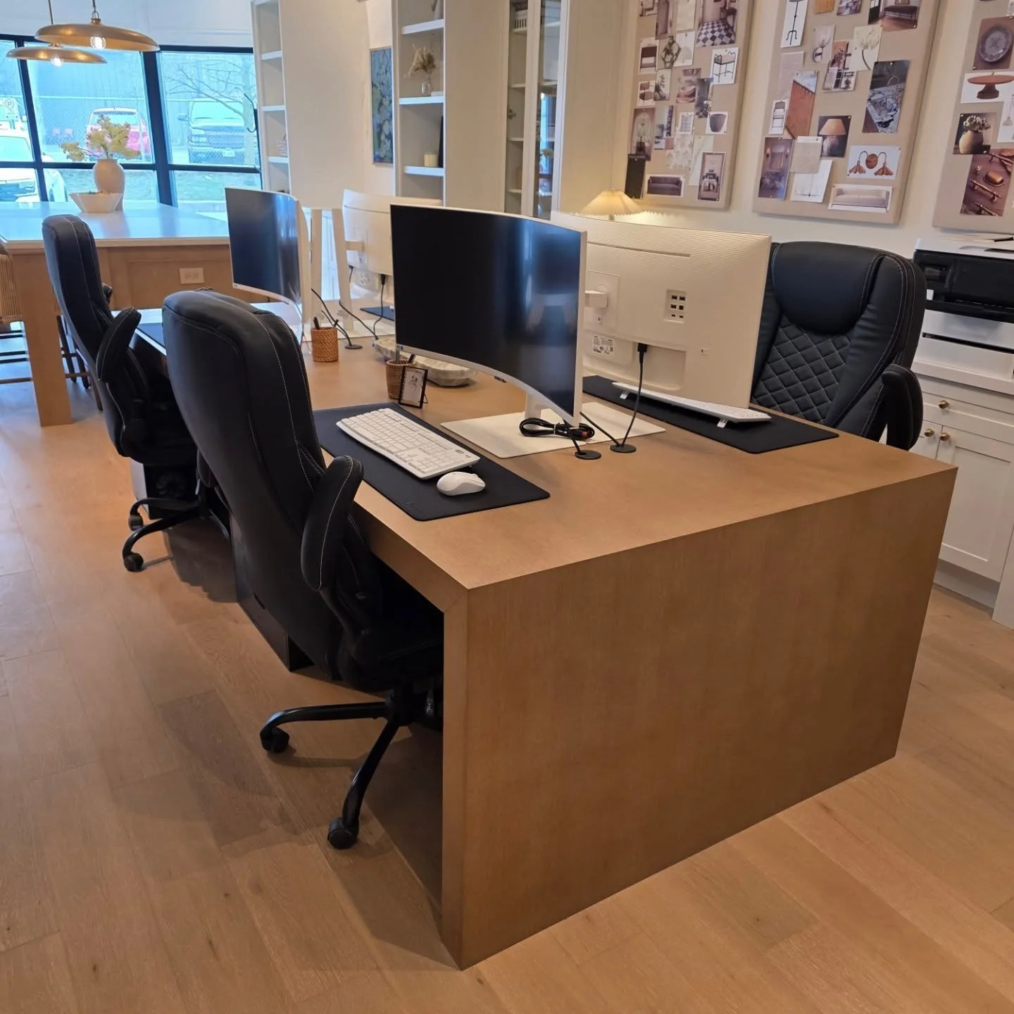 Here is a massive office desk we built for the @golden.ridge.homes showroom.
110" x 52"!!!

This was no easy task

Rift white oak finished to perfection by @iwfcustomsprayshop laying that custom. Stain and laqcuer clear finish

A huge floor