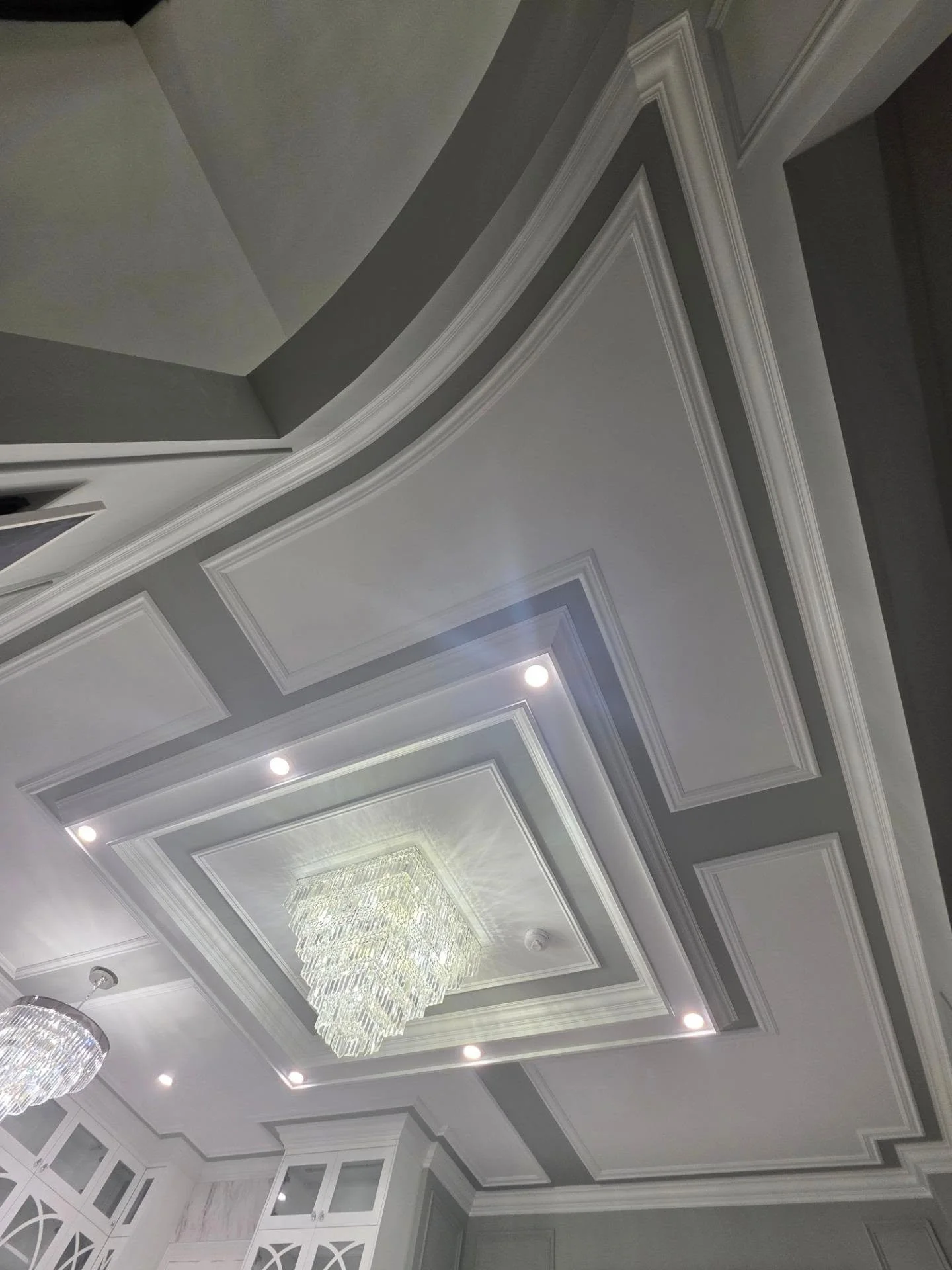 Ceiling details throughout this home. 
This was one of them
@rzpremiumrenos 

#cofferedceiling #carpentry