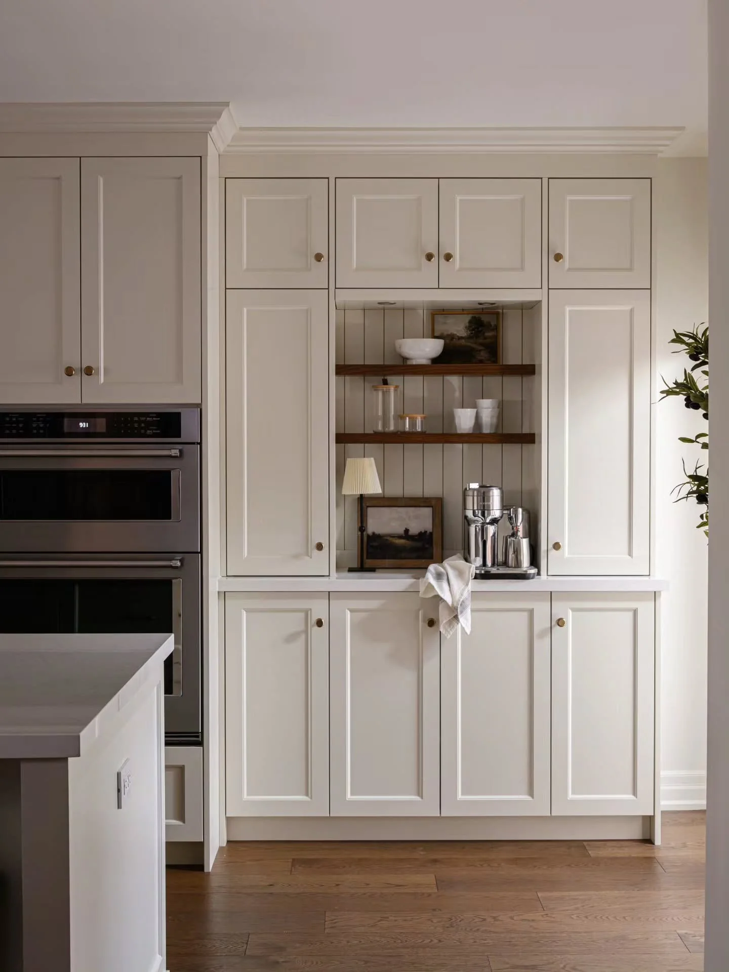 This custom coffee bar finishes the end of this custom kitchen we built for @golden.ridge.homes beautifully.

The warm oak and paneled backer work together to create a beautiful design feature that feels like a seamless extension of the kitchen.

#mi