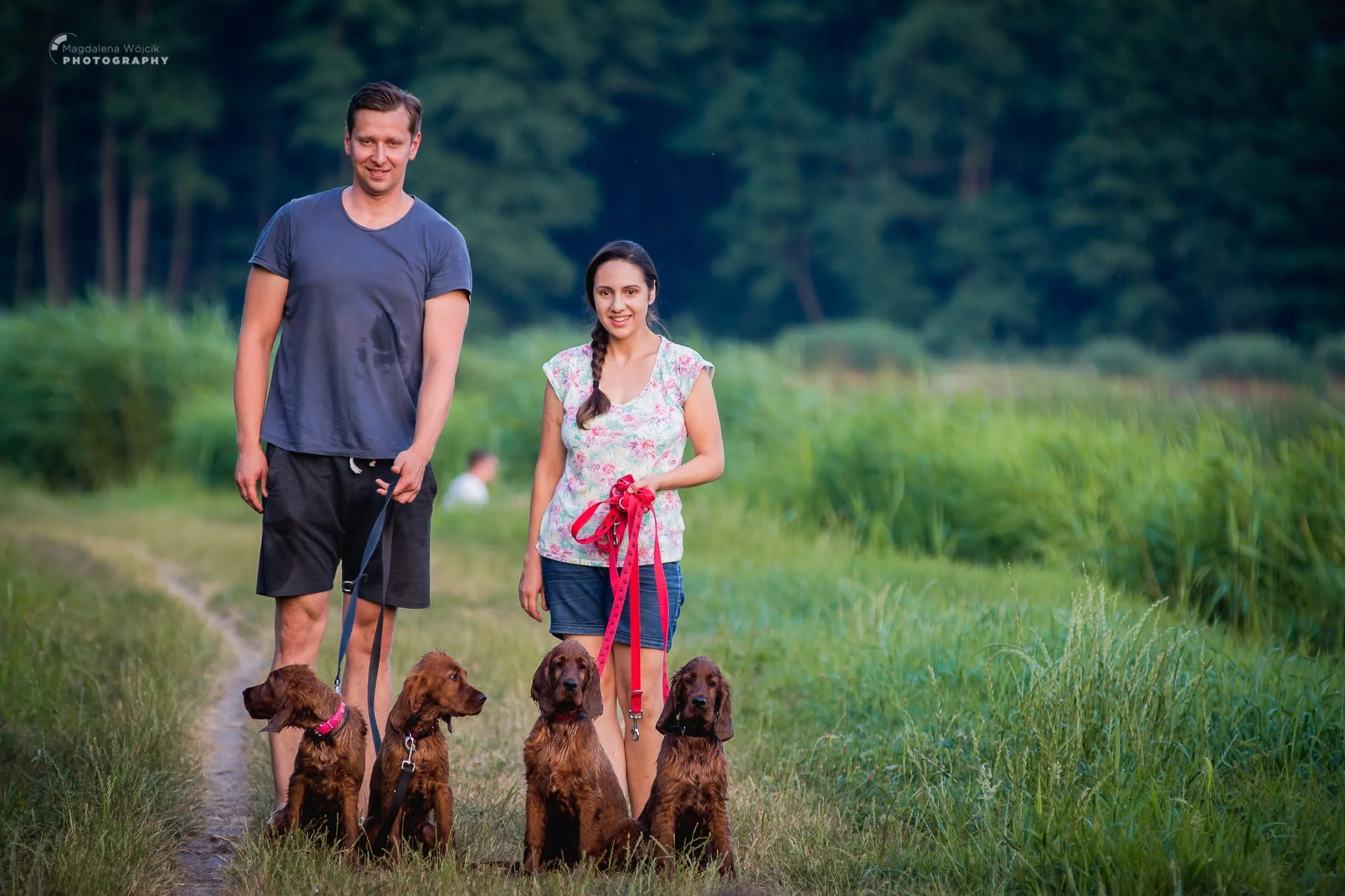 Hodowcy Ginger State Of Mind ze szczeniakami setera irlandzkiego na spacerze.
