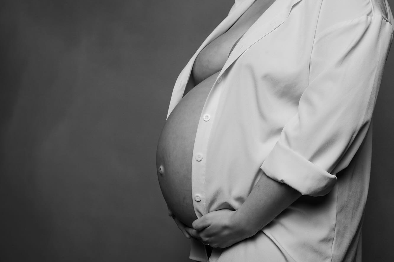Beautiful maternity shoot. What a perfect belly!
#maternityshoot❤️#pregnancyphotos #maternityphotography #babyphotography #familyphotography #studioshoot #bodyscapes #blackandwhitephotography
