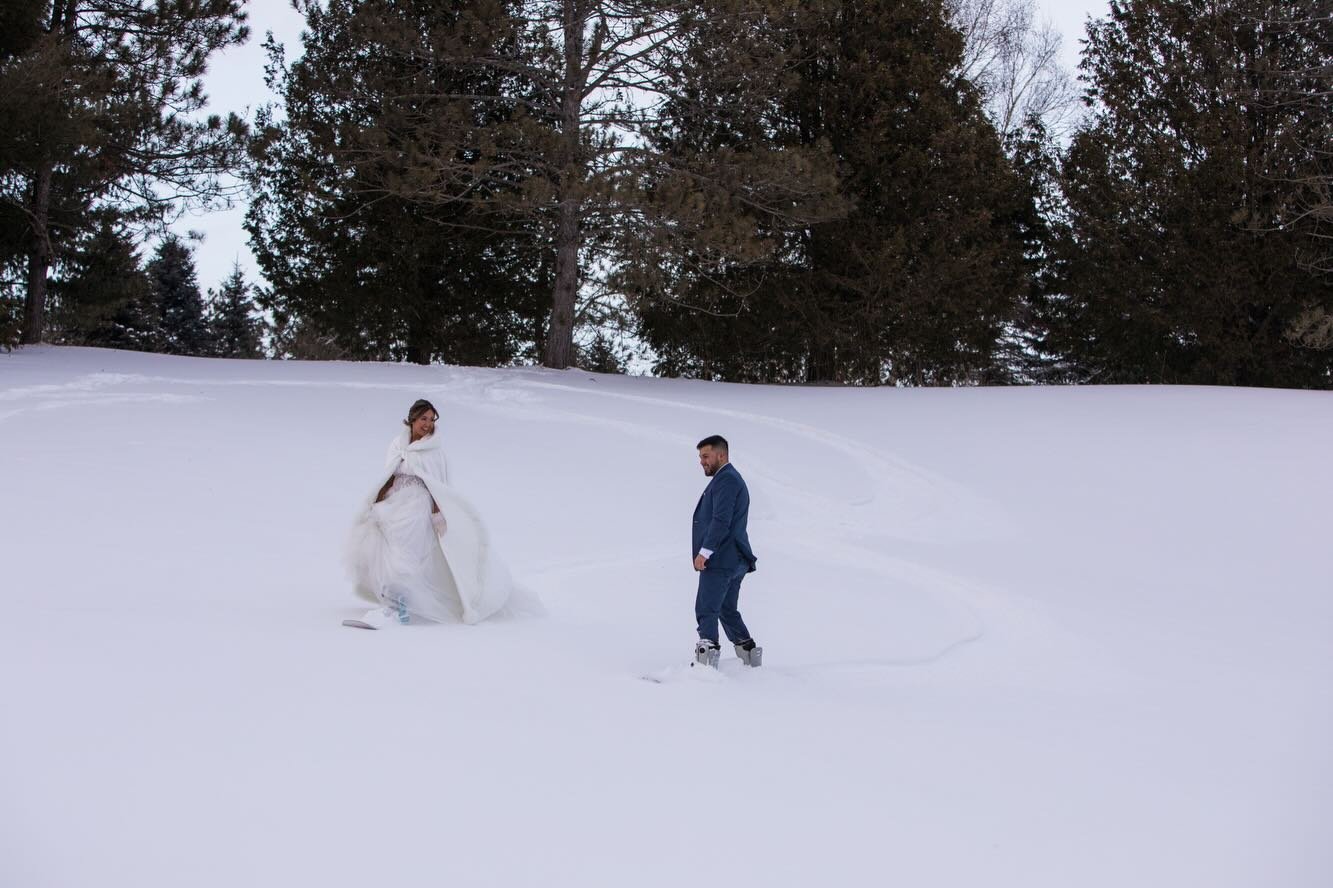 When your bride and groom are bad ass and go snowboarding on their wedding day. @_icabee  what a legend!

#WeddingPhotography #WeddingPhotographer #trilliumtrails #SnowboardingBrideAndGroom #winterwedding