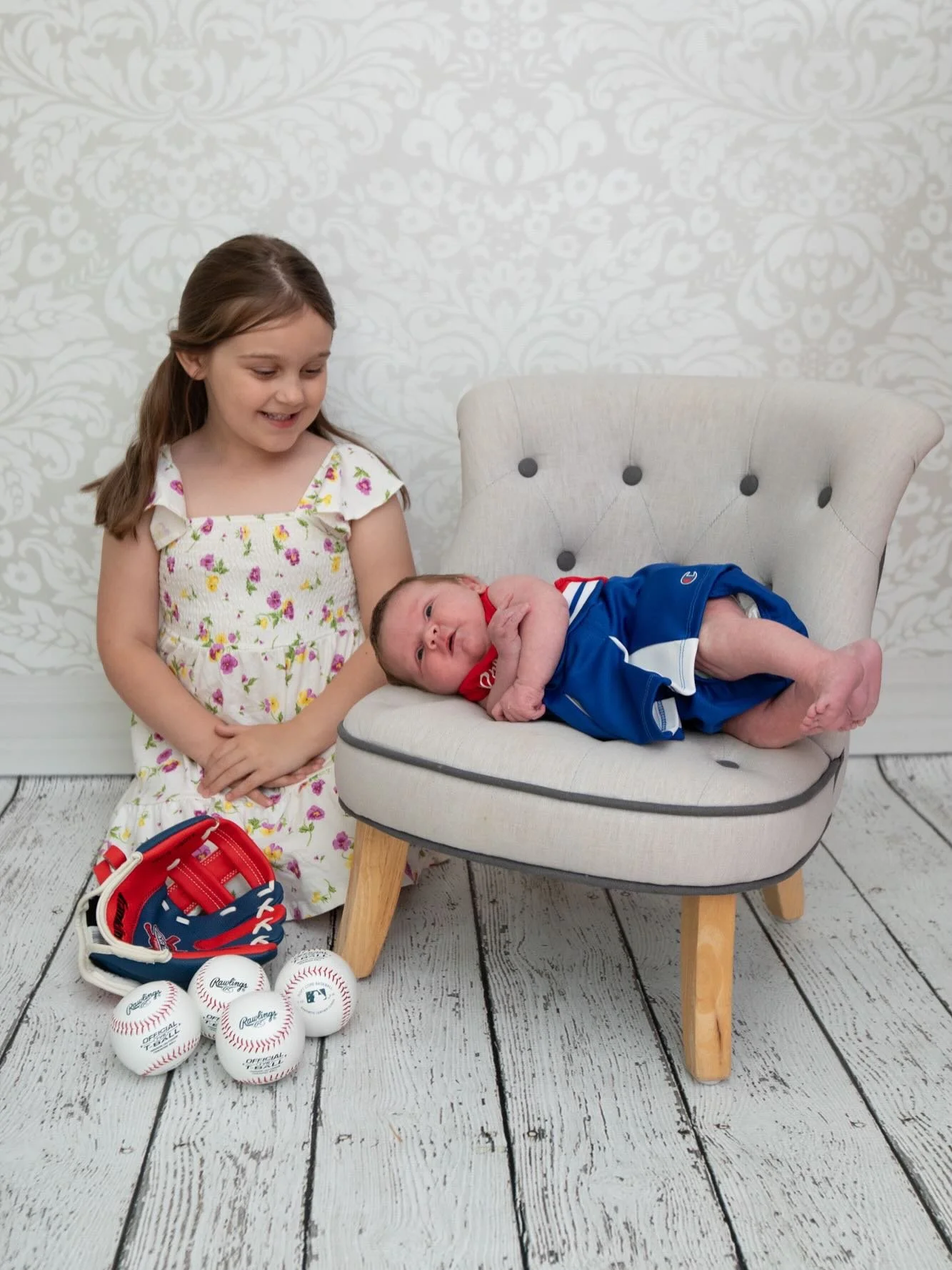 Girls are all ready for baseball season. Go Jays Go!!!
#familyphotoshoot #newbornphotoshoot #sisters #gojaysgo⚾️💙 #familyphotography
