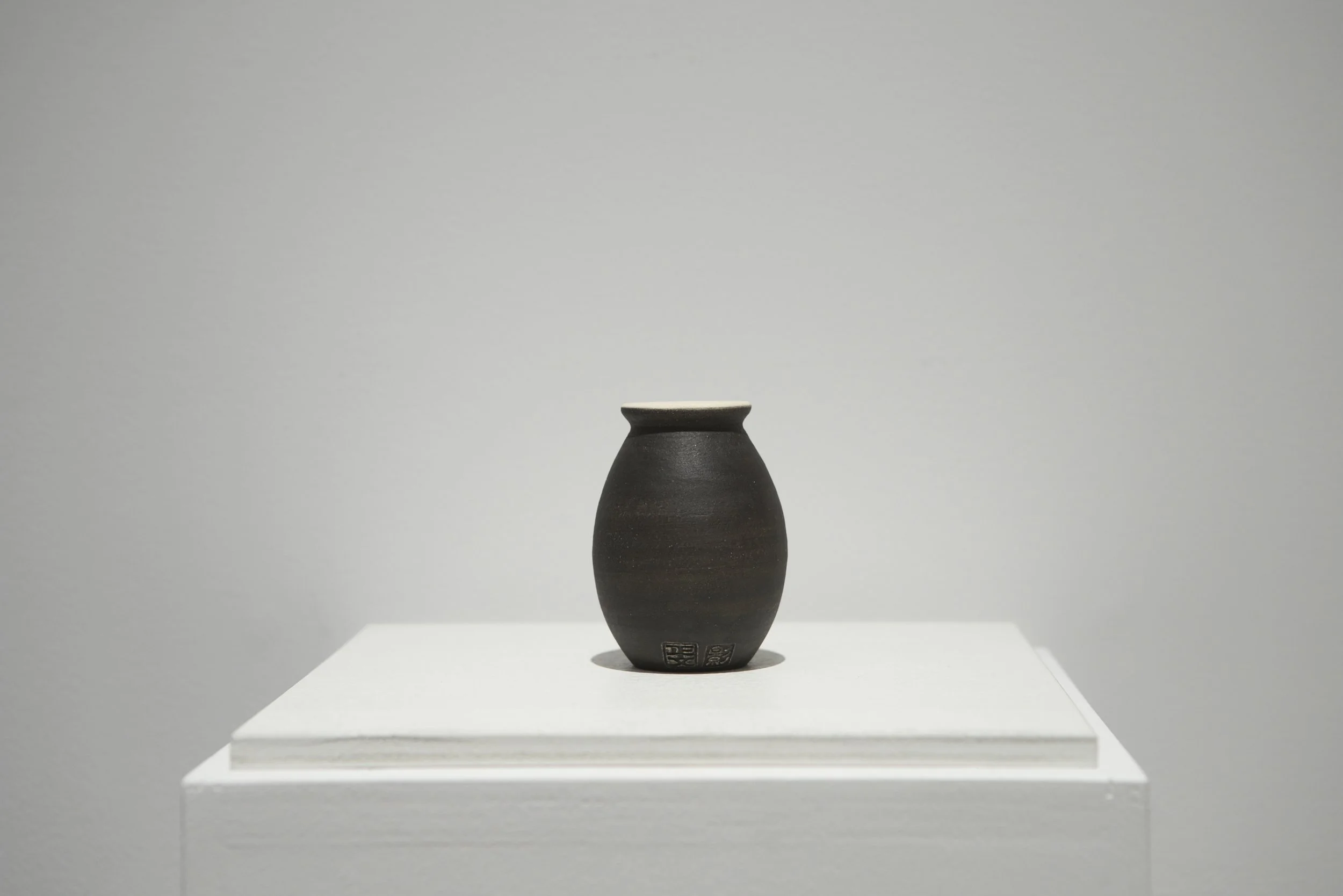 Hideyuki-Ishibashi_Grenades-noires-répliques_Courtesy-Bigaignon_N03.jpeg (Copy)