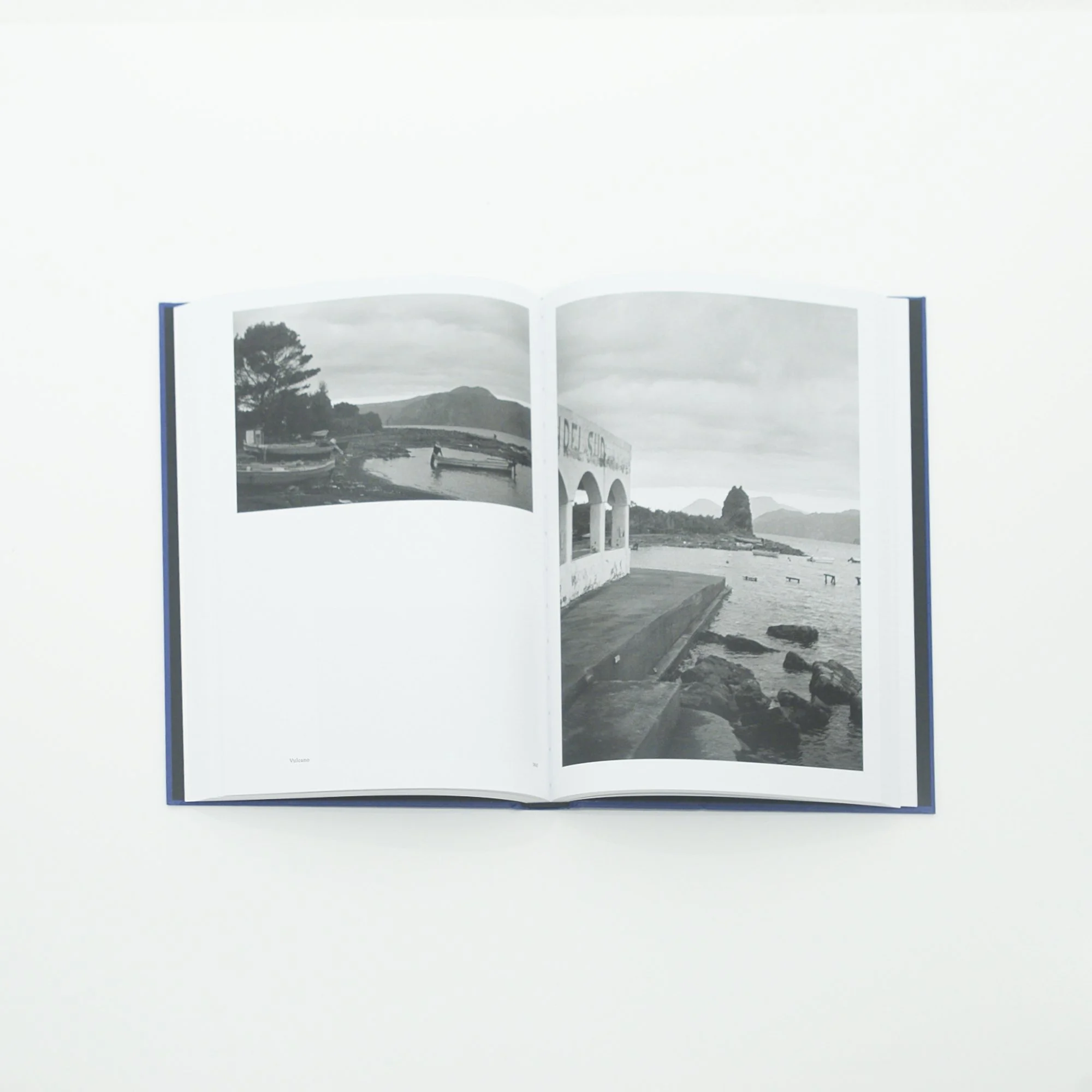Bernar-Plossu_Lodyssee-des-petites-iles-italiennes_2.jpeg