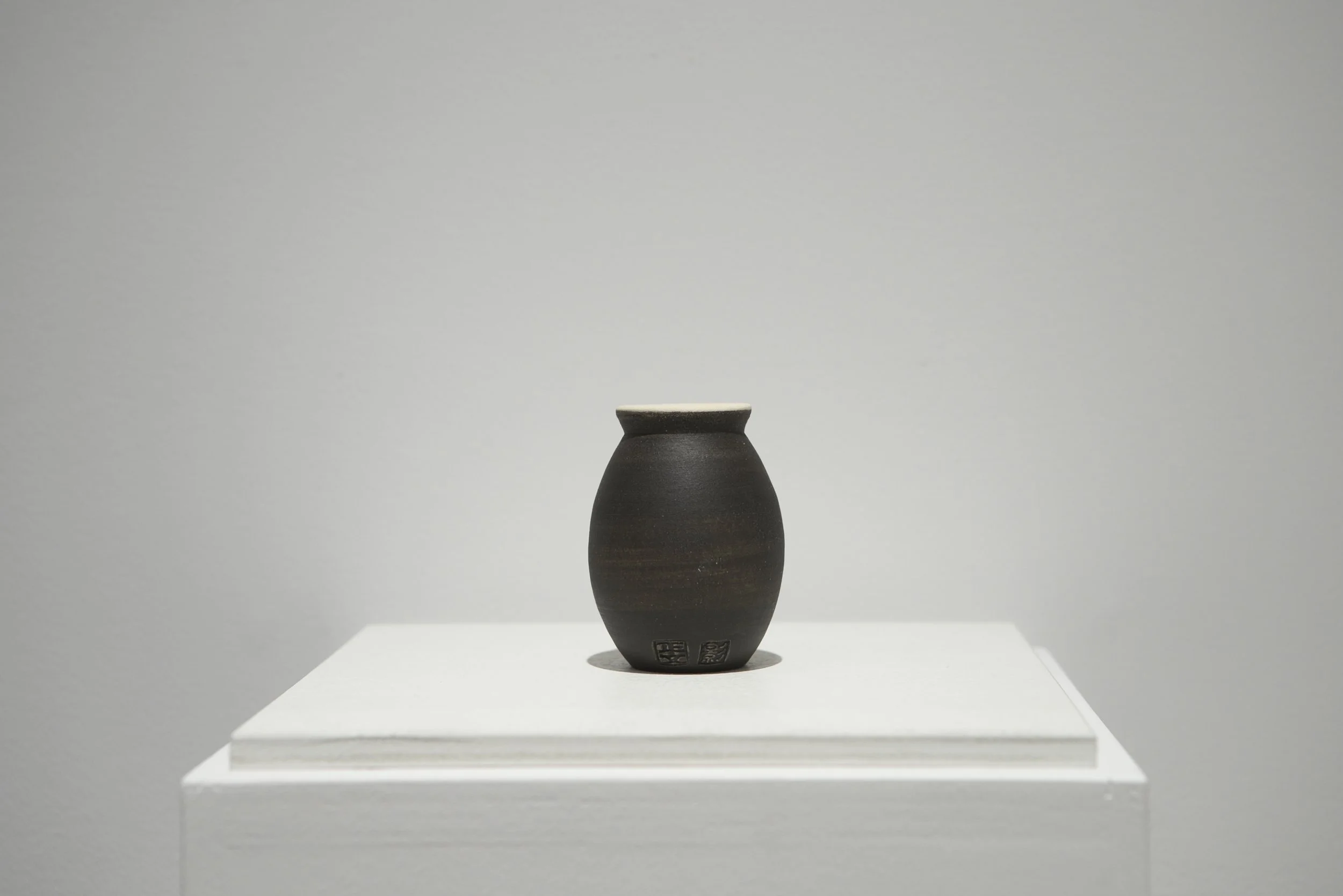 Hideyuki-Ishibashi_Grenades-noires-répliques_Courtesy-Bigaignon_N04.jpeg (Copy)