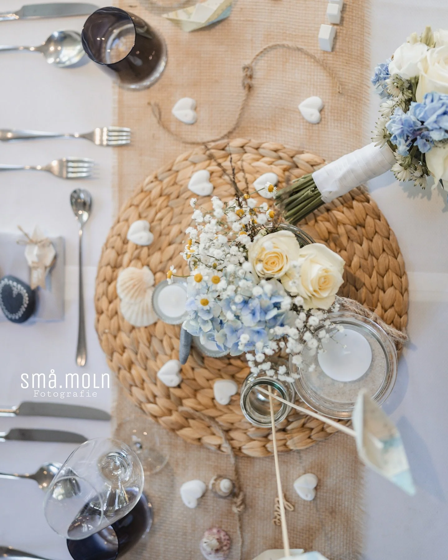 So viel Liebe steckt in den kleinen Details! 🩵⚓️🌼 Die wundersch&ouml;ne Hochzeitsdeko vom letzten Wochenende hat einfach alles perfekt gemacht &ndash; sanfte Blaut&ouml;ne, zarte Blumen und maritime Vibes ✨💍 #hochzeitsmomente #dekoliebe #weddingvi