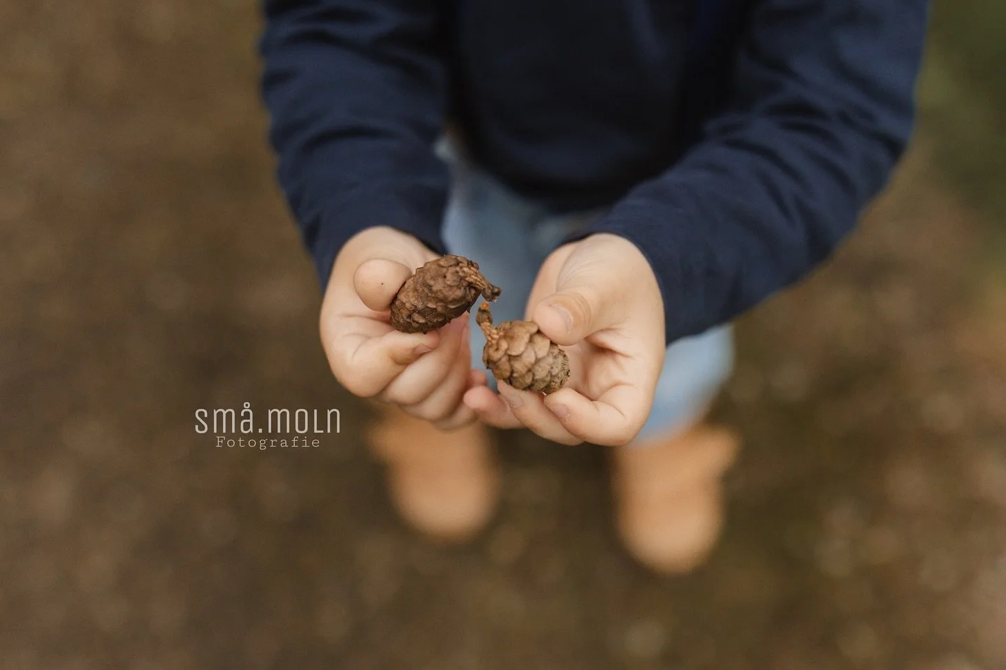 Durch Kinderaugen wird selbst das Kleinste gro&szlig; &ndash; ein Wunder, das wir oft &uuml;bersehen. 📸✨ Dieses Foto erinnert uns daran, die Welt aus einer anderen Perspektive zu betrachten und den Moment mit Staunen festzuhalten #kinderaugen #fotog