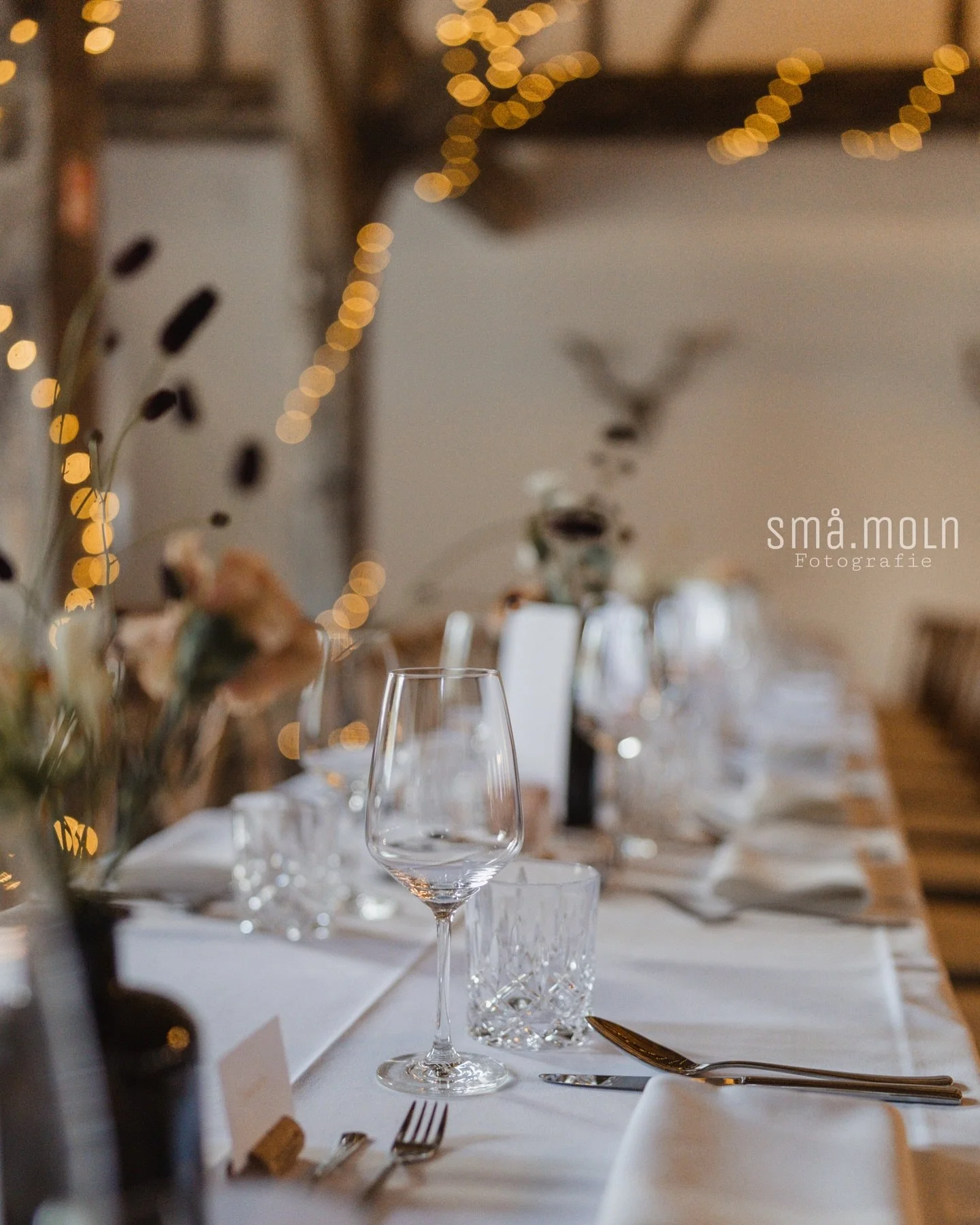 #WeddingVibes 🤍
Am Wochenende durfte ich bei einer wundersch&ouml;nen Hochzeit auf Gut Helmstorf dabei sein &ndash; diese Location ist einfach ein Traum! ✨

Die liebe Nadine hat uns mit ihrer herzlichen Art durch die Trauung begleitet. Es war so emo