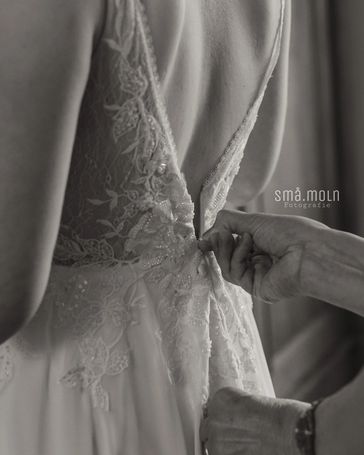 Die letzten Handgriffe von Mama, bevor das Abenteuer beginnt. Solche kleinen Momente machen den Tag so besonders 💍✨ #gettingmarried #gettingready #wedding #hochzeitskleid #hochzeitsreportage #septemberhochzeit #details #weddingdetails #gettingreadyf