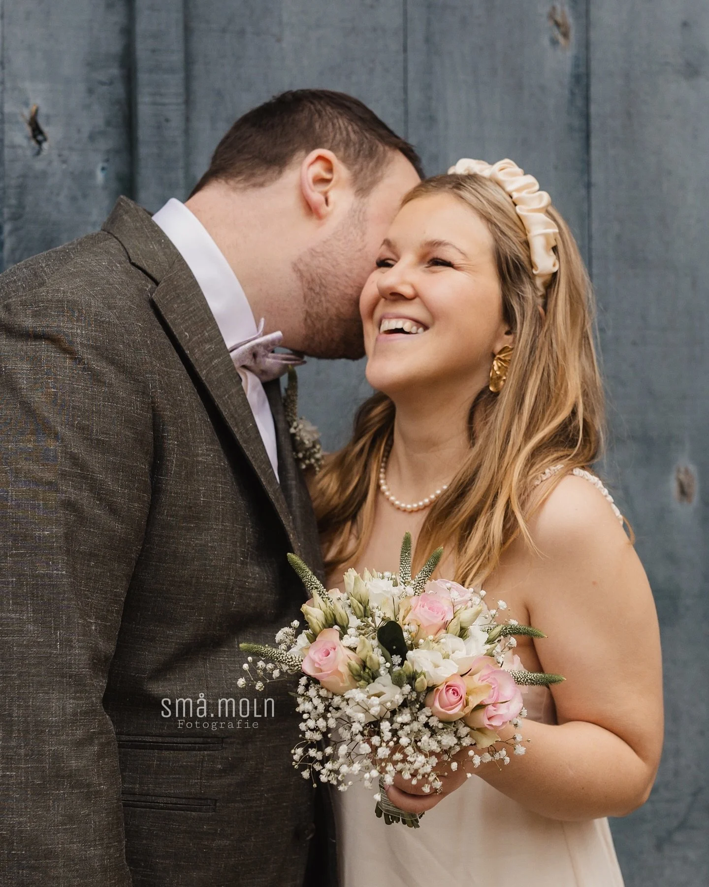 frisch verheiratet 💕 Franzi und Bjarne hatten heute den sch&ouml;nsten Tag und ich durfte dabei sein, um all die echten, liebevollen Momente festzuhalten. Es ist immer wieder etwas Besonderes, so viel Freude und Gl&uuml;ck einzufangen &ndash; Danke,