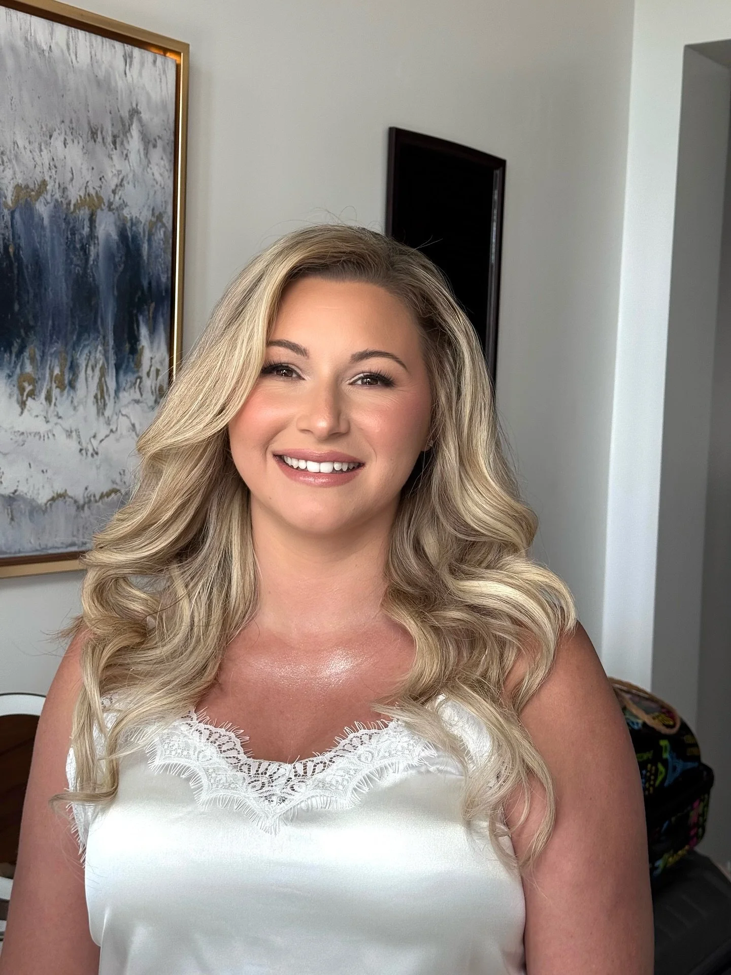 Leigha&rsquo;s final bridal look!! 
Glam waves, glowing skin, and the most beautiful bride. Loved creating this timeless look for her special day!! ❤️❤️🩷🩷🩷🩷🩷

Bride: @leighajenx 
Wedding photographer: @lucasweddings @adrimendezphotography 
Venue