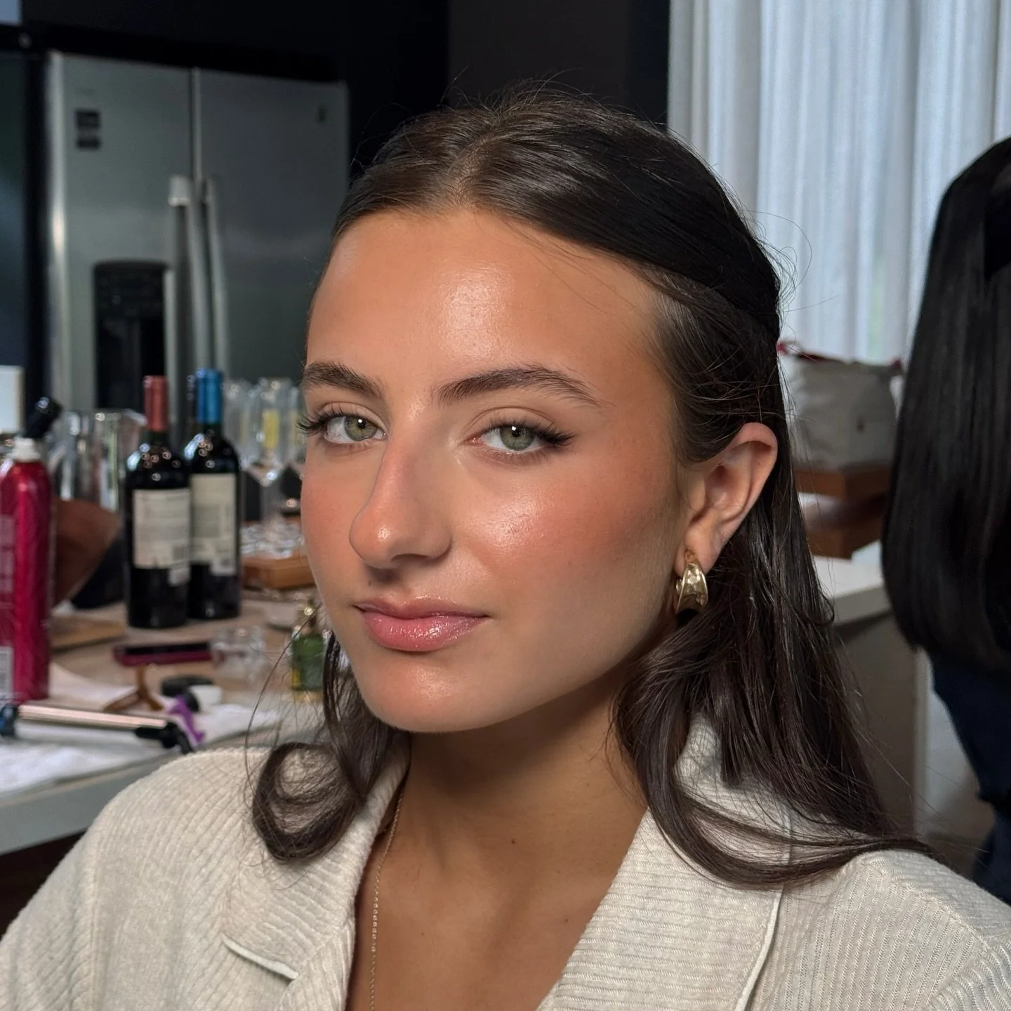 Clean + glowy glam!!!
Fresh skin, soft tones, and that natural radiance we all love.

Collab @marianaastuamakeup