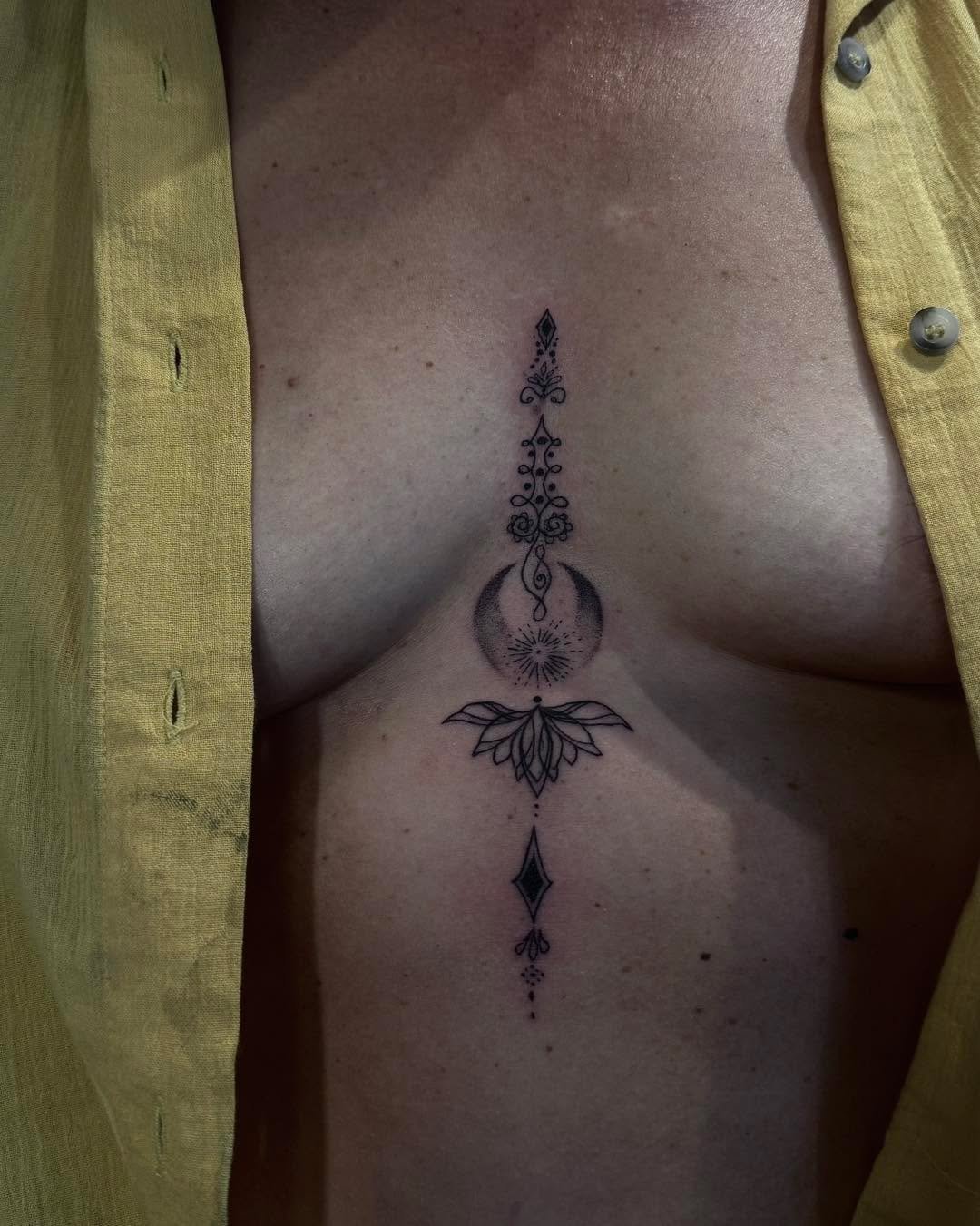 fineline sternum i did a while ago ! realism, blackout or fineline and small? im your girl! 

#cutetattoo #minimalism #finelineapprentice #finelinetattoo #fineline #tattoos #tattooapprentice #adelaideapprentice #tattooart #tattooideas #newtattoo #ori