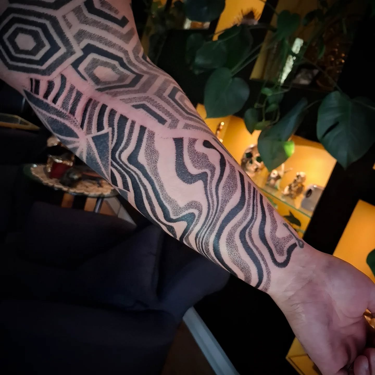 Progress on Margarita&rsquo;s sleeve! 🔥 Adding some flowing liquid dotwork to tie the piece together. I love how this project is evolving and already looking forward to the next phase. Thanks again for your trust and another relaxed session.
.
.
.
#