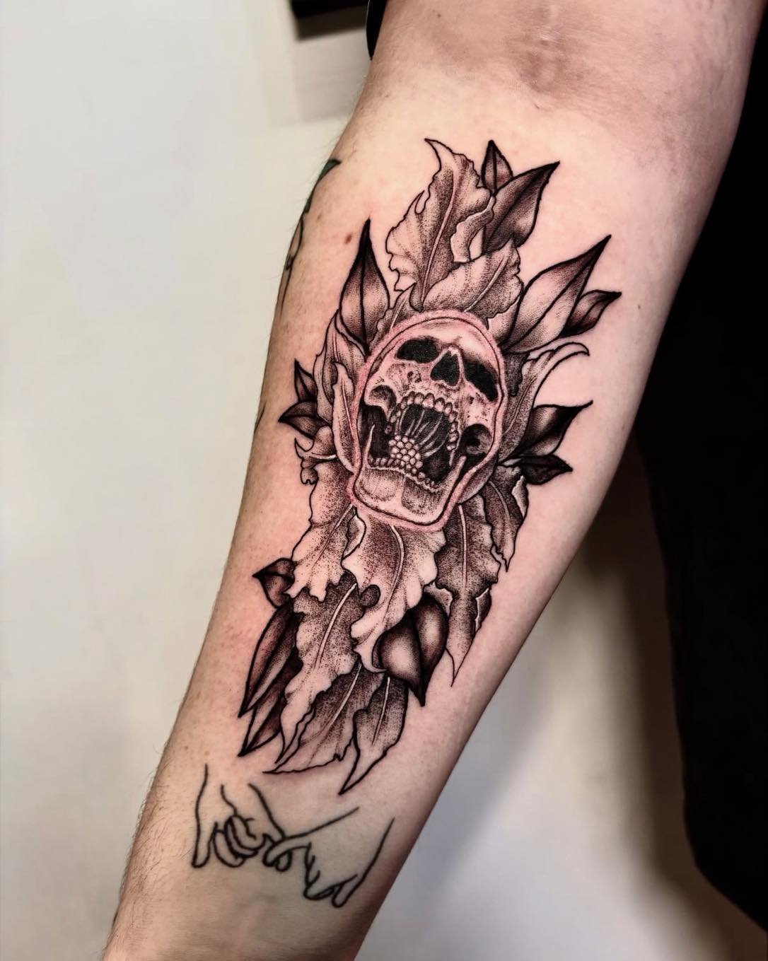 We&rsquo;ve been patiently waiting to see this flash piece from @houdini.ink come to life and boy oh boy did it not disappoint 😮&zwj;💨

Bec is currently on maternity leave but will be coming back around the end of July so send her a DM to grab one 